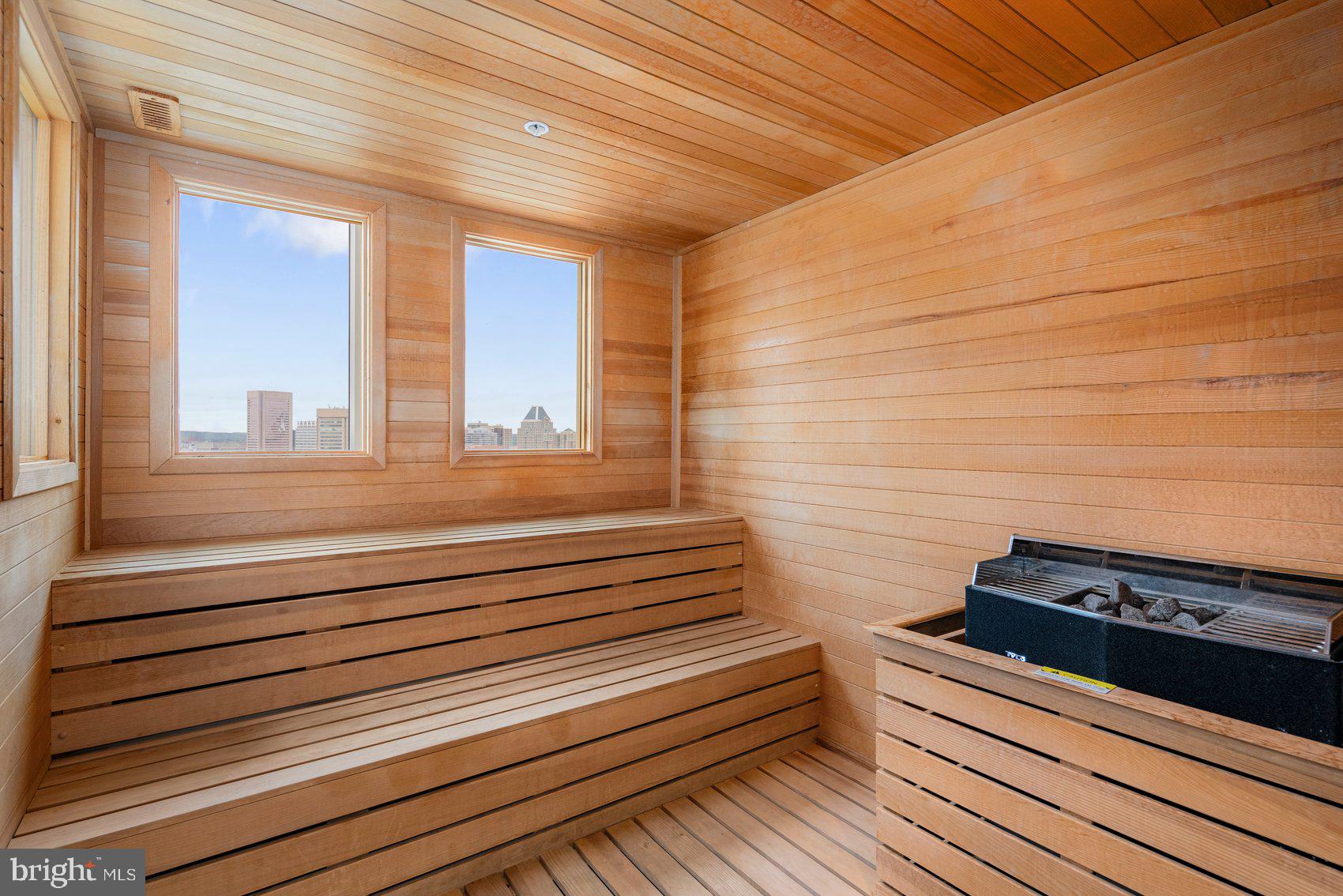 FOUR SEASONS PRIVATE RESIDENCES - Residential