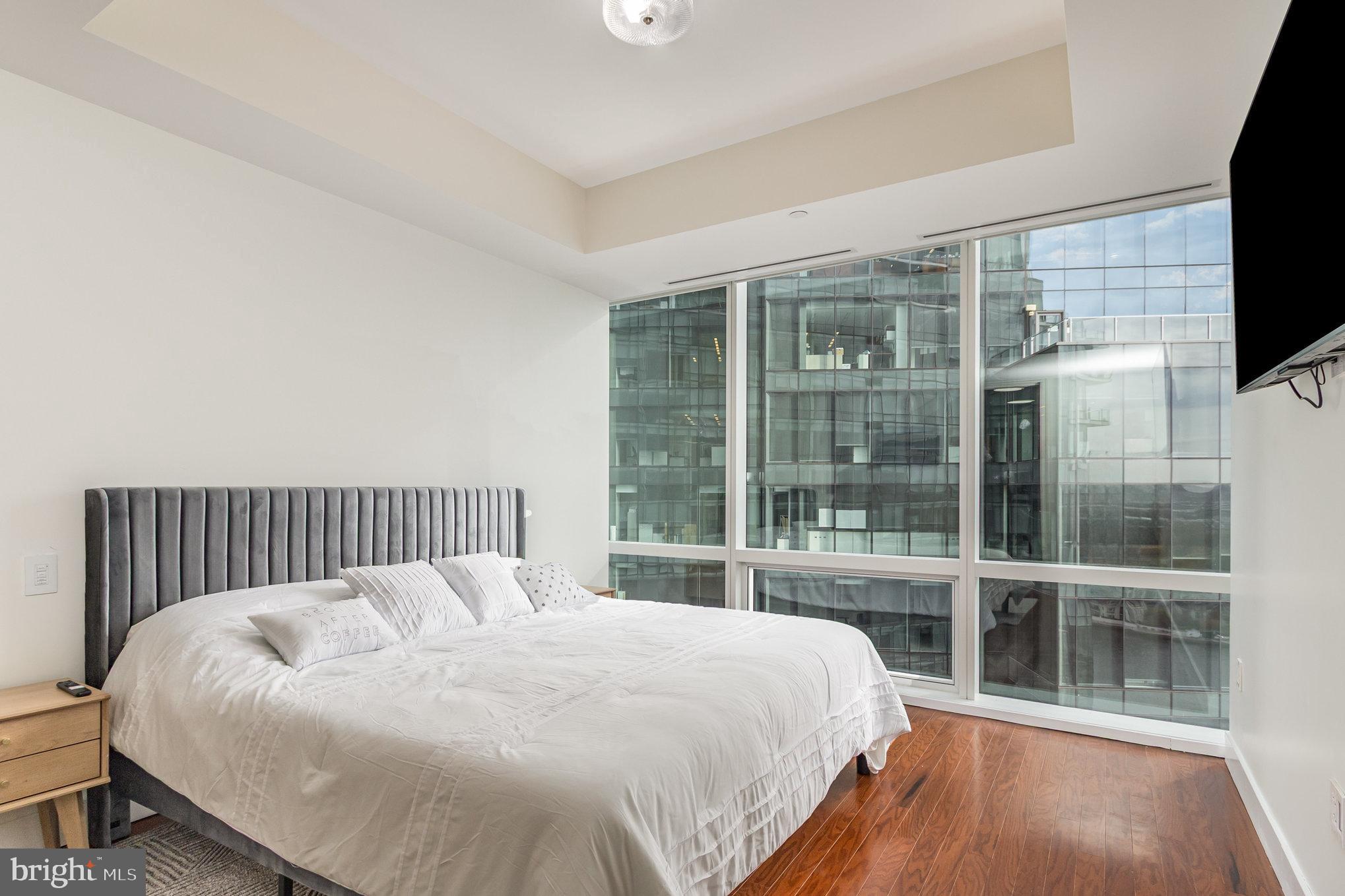 FOUR SEASONS PRIVATE RESIDENCES - Residential