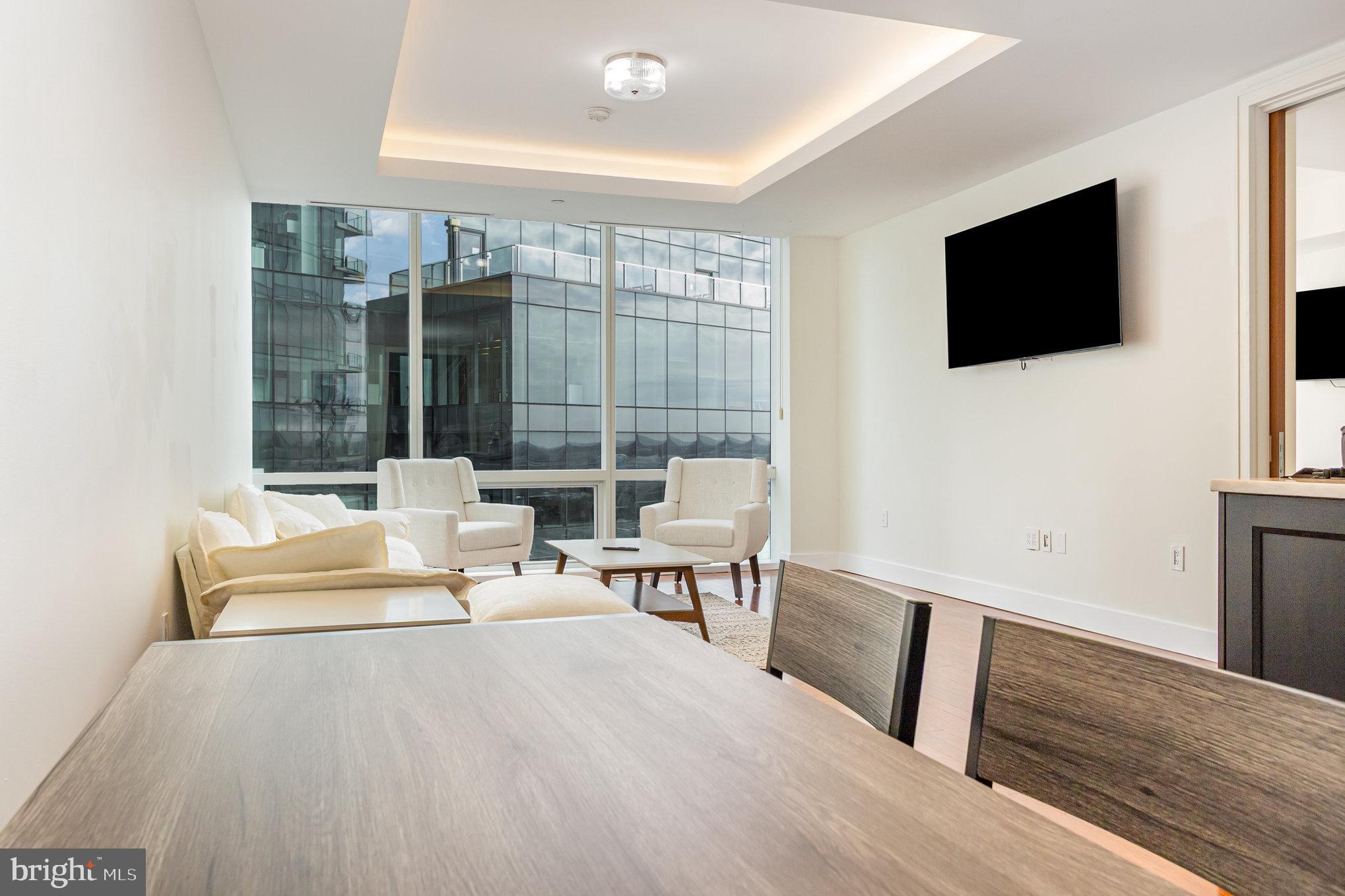 FOUR SEASONS PRIVATE RESIDENCES - Residential