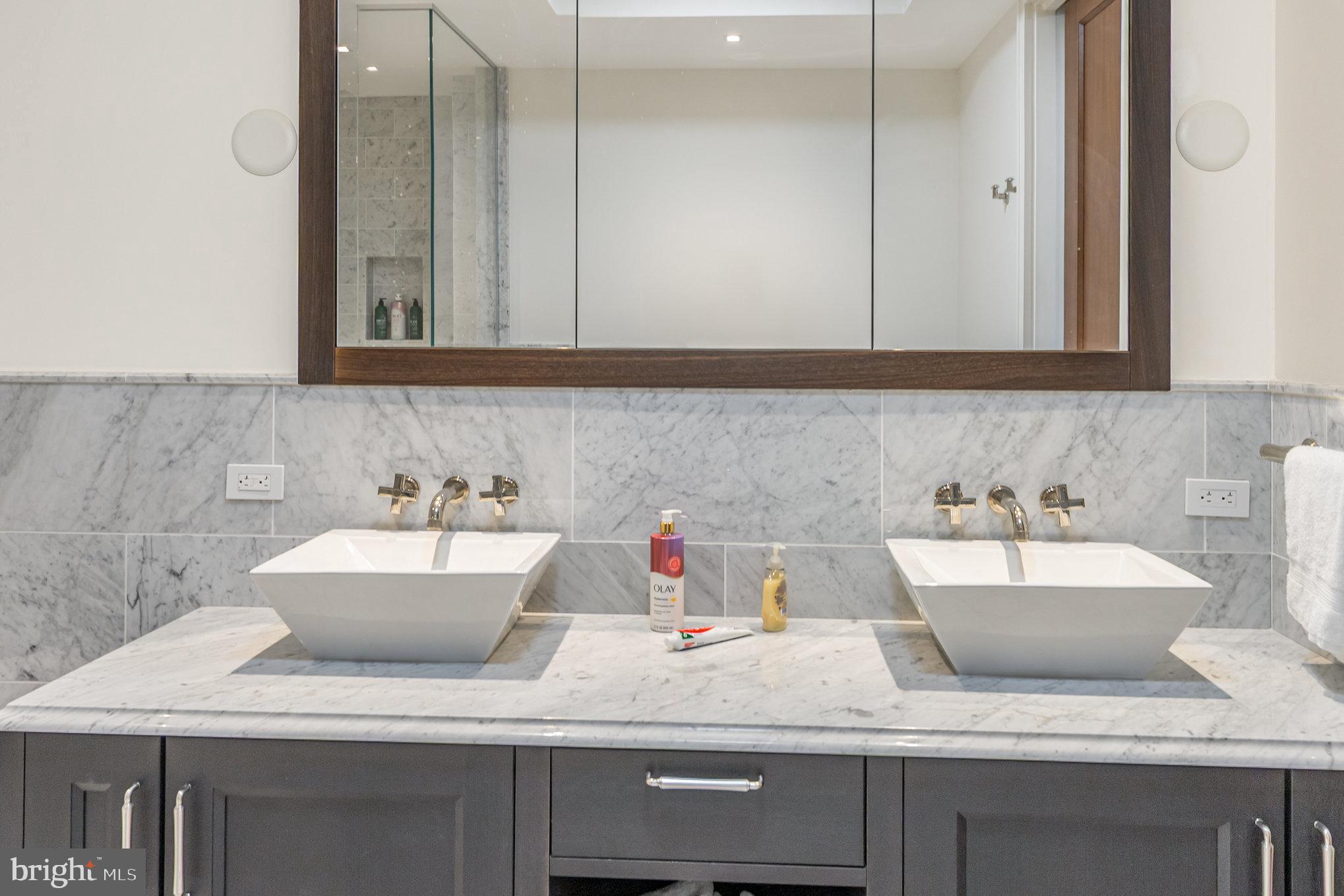 FOUR SEASONS PRIVATE RESIDENCES - Residential