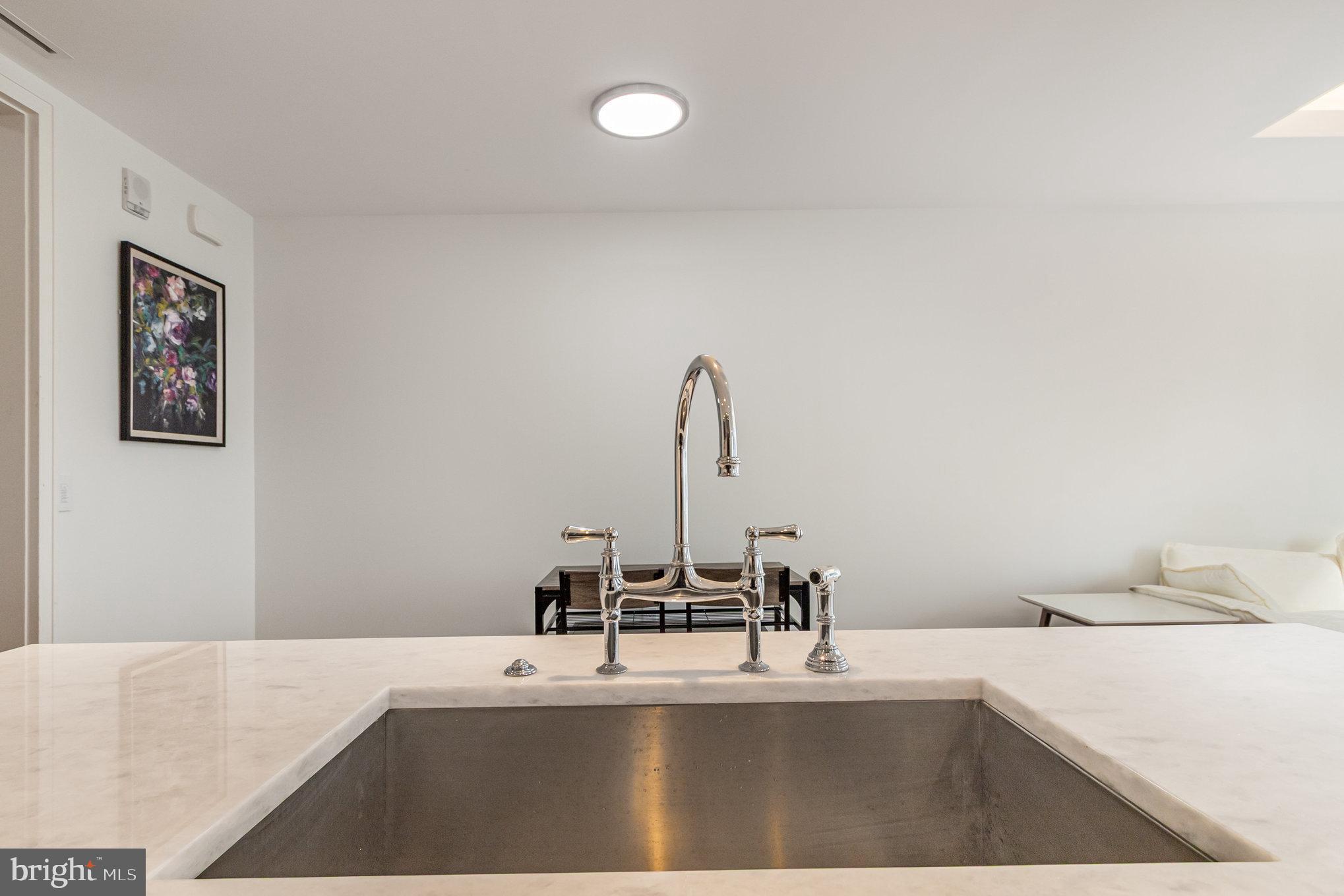 FOUR SEASONS PRIVATE RESIDENCES - Residential