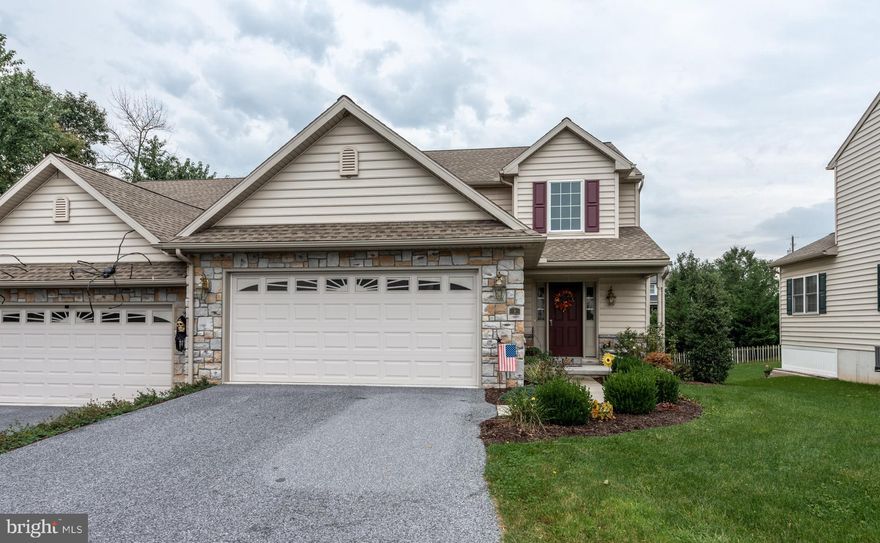 Great townhouse in a nice quiet small community. that offers 9' ceilings on the first floor, a sunroom, deck, daylight basement, loft and large kitchen and familyroom . A first floor master bedroom/bath and cathedral ceilings in familyrom. HOA includes all lawn care, snow removal, open space and trail maintaince .