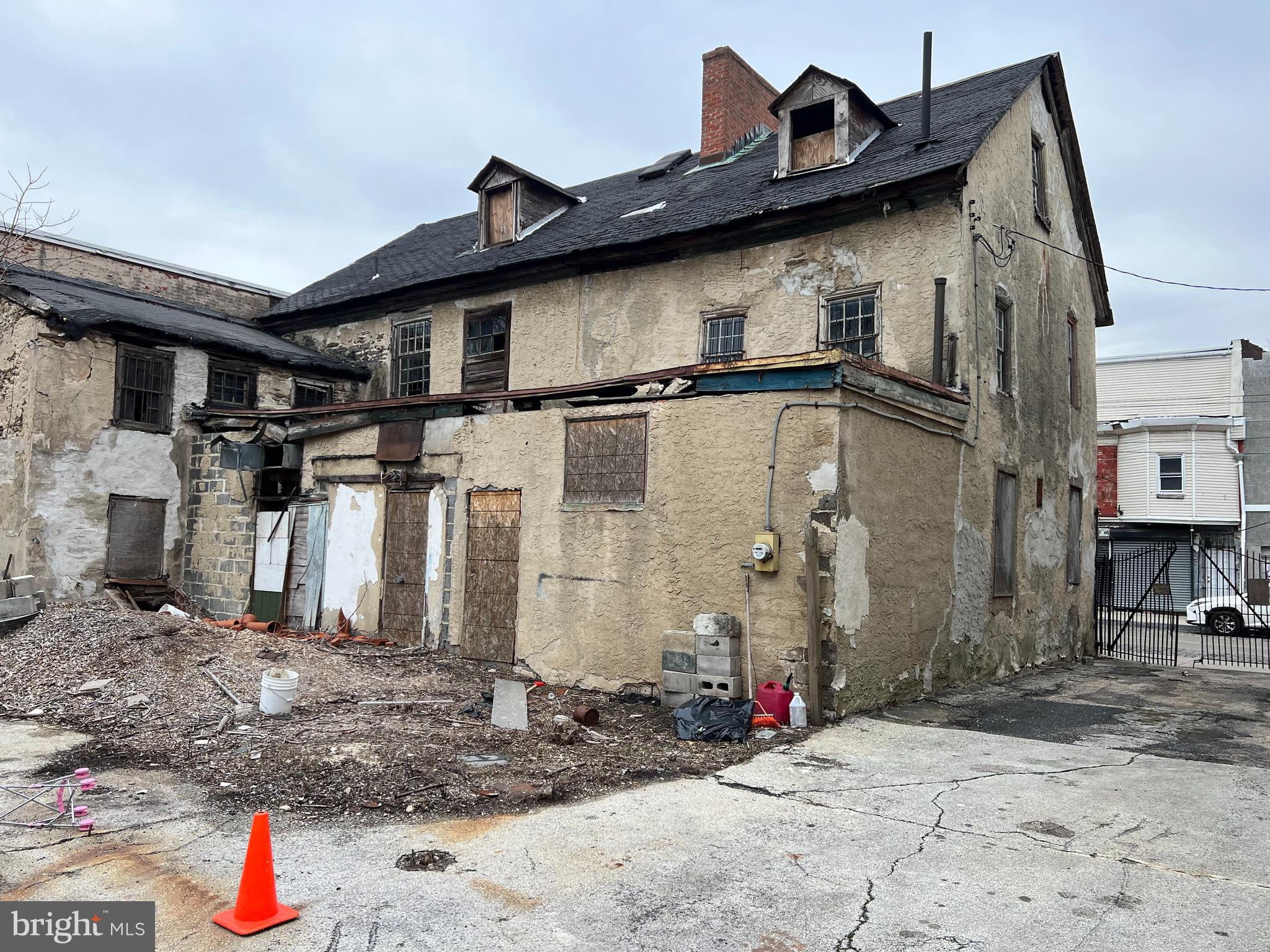 Main image without alt text