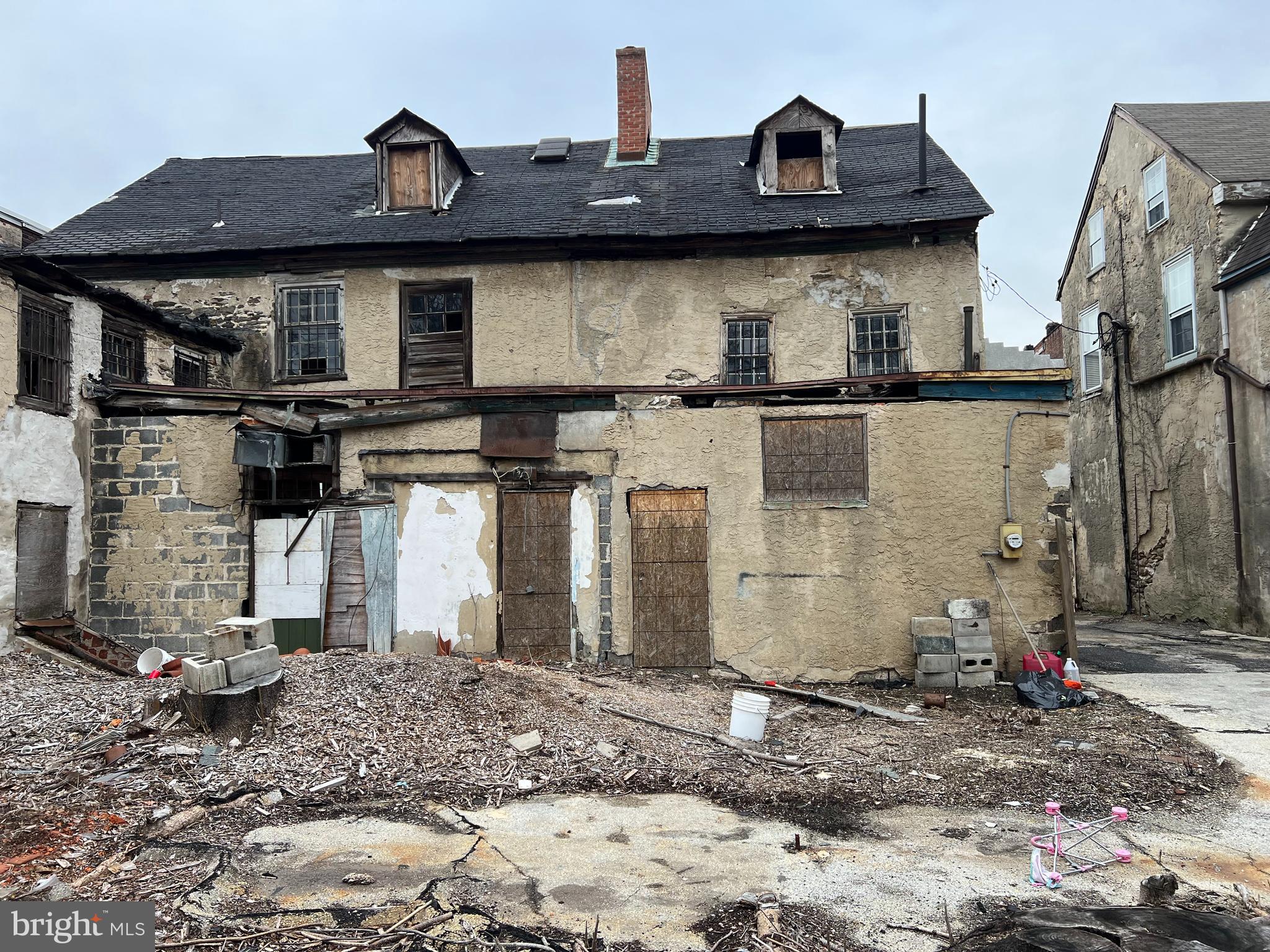 Main image without alt text