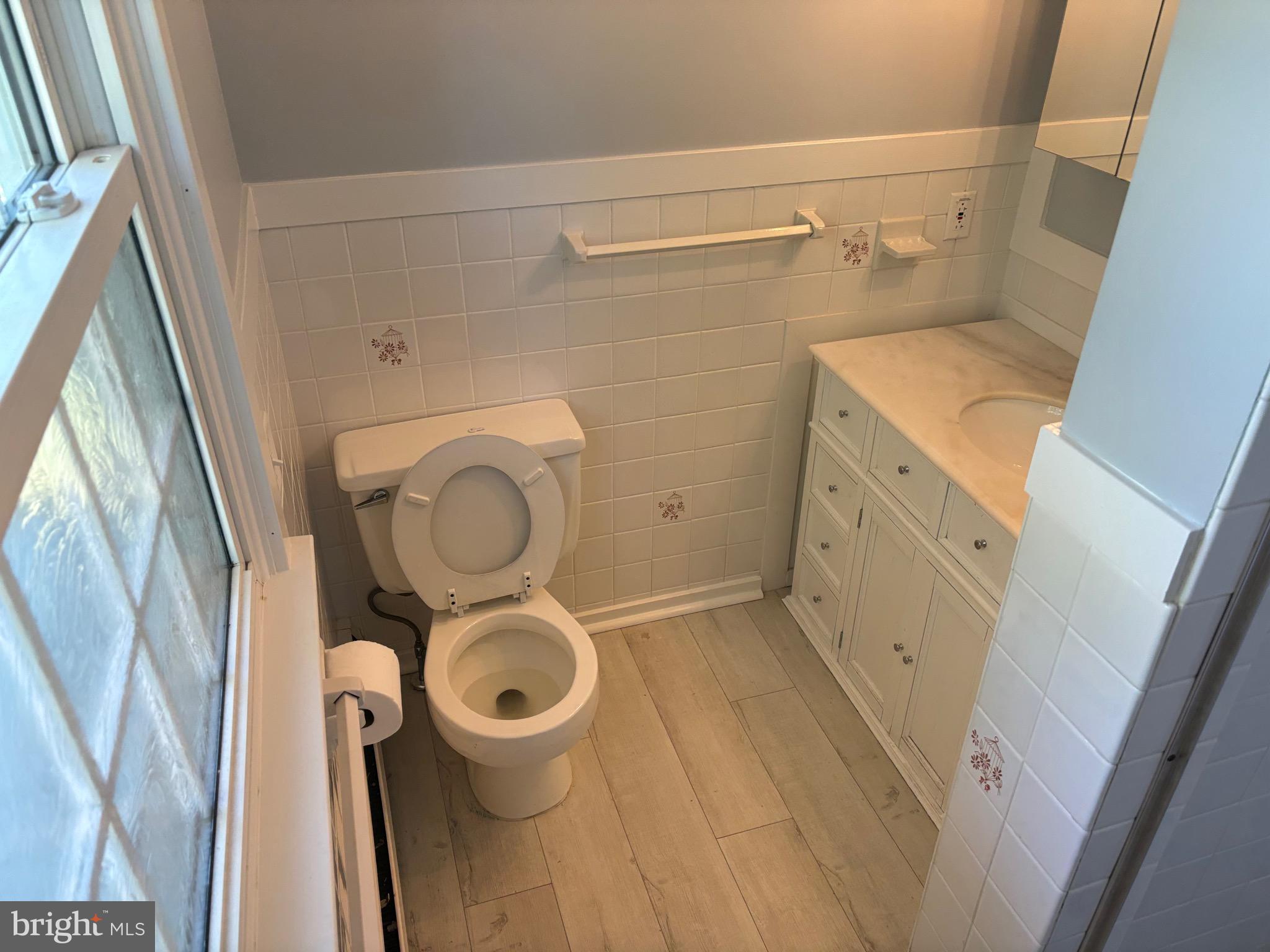 COUNTRY CLUB ESTATES - Residential Lease