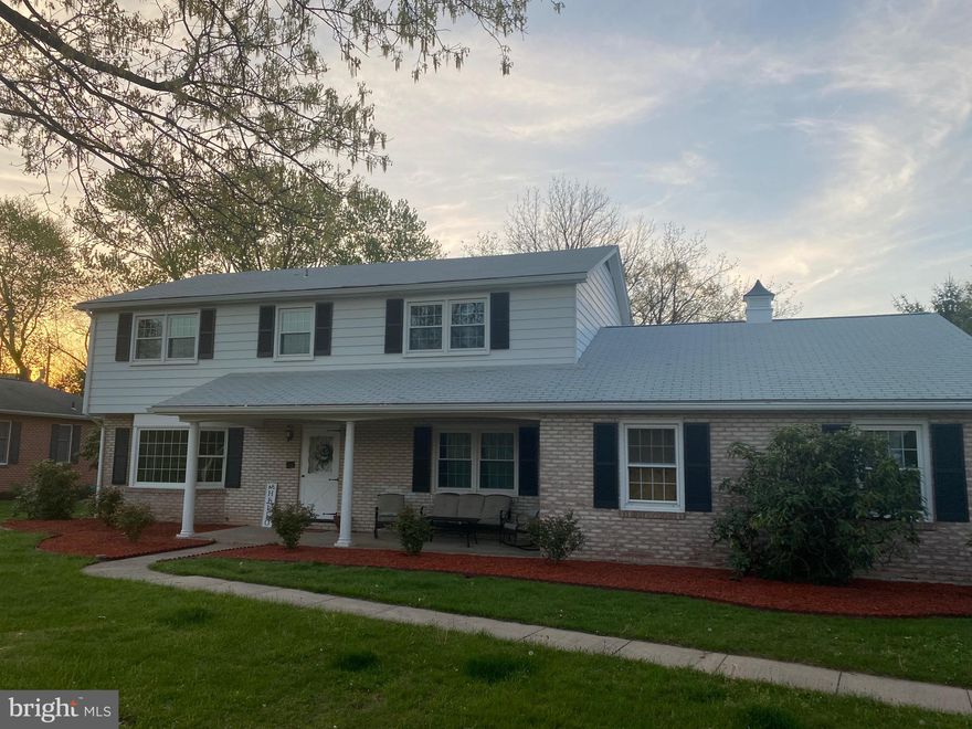 Great space available for immediate occupancy in Outdoor Country Club. Nice and spacious with 4 bedrooms and 2 1/2 baths, generous kitchen, family room and dining room and a great big living room to enjoy family time! Lots of windows and a ton of natural light. Really nice size back yard with a great dose of privacy can be accessed by the Dutch door just off of the kitchen area for convenient access to the patio and yard. This home also features a solar system so electric bills will come in at a really nice low rate!!
Free application on COMPANY website - once completed and reviewed I can schedule an in person showing with you.