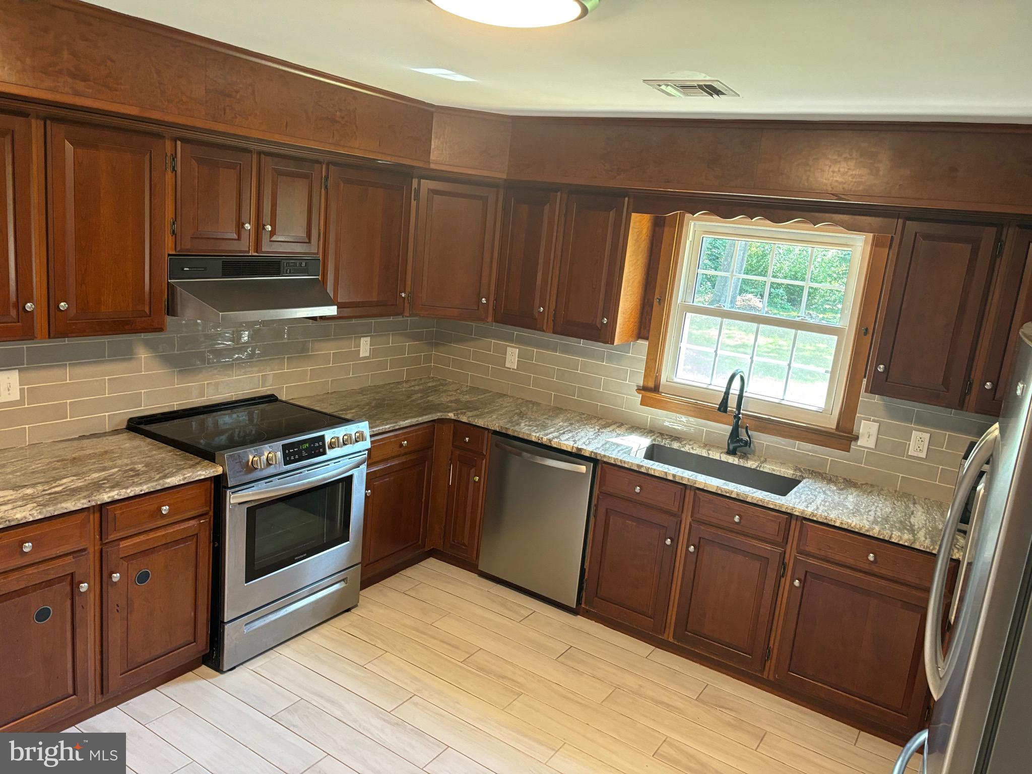 COUNTRY CLUB ESTATES - Residential Lease