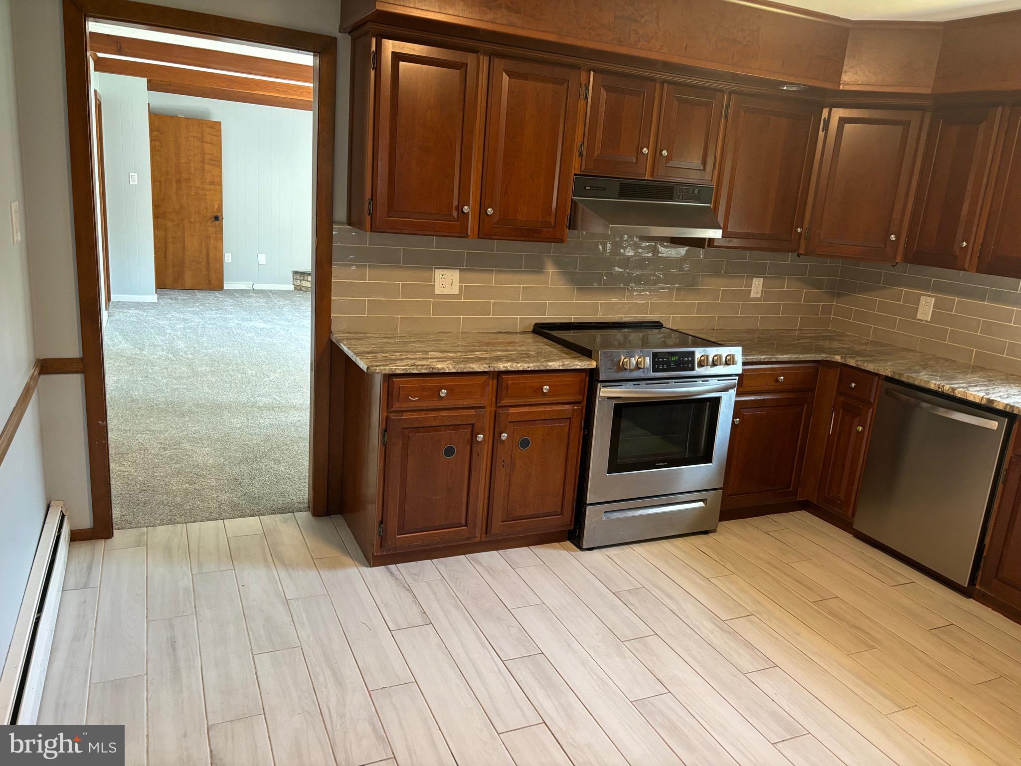 COUNTRY CLUB ESTATES - Residential Lease