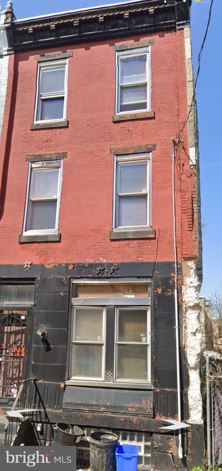 This triplex has great income potential. It's newly renovated. It has all the bells and whistles. The seller wants to make a deal. Make an offer!! Don't miss your chance to earn a piece of this dynamite city.