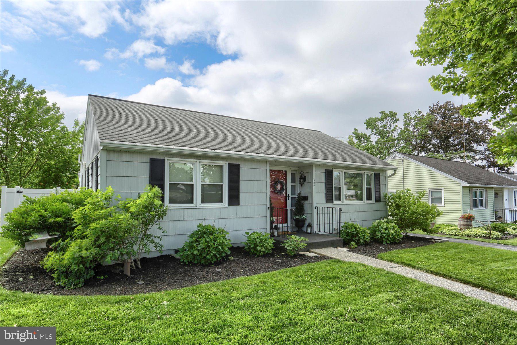 820 W MAPLE STREET