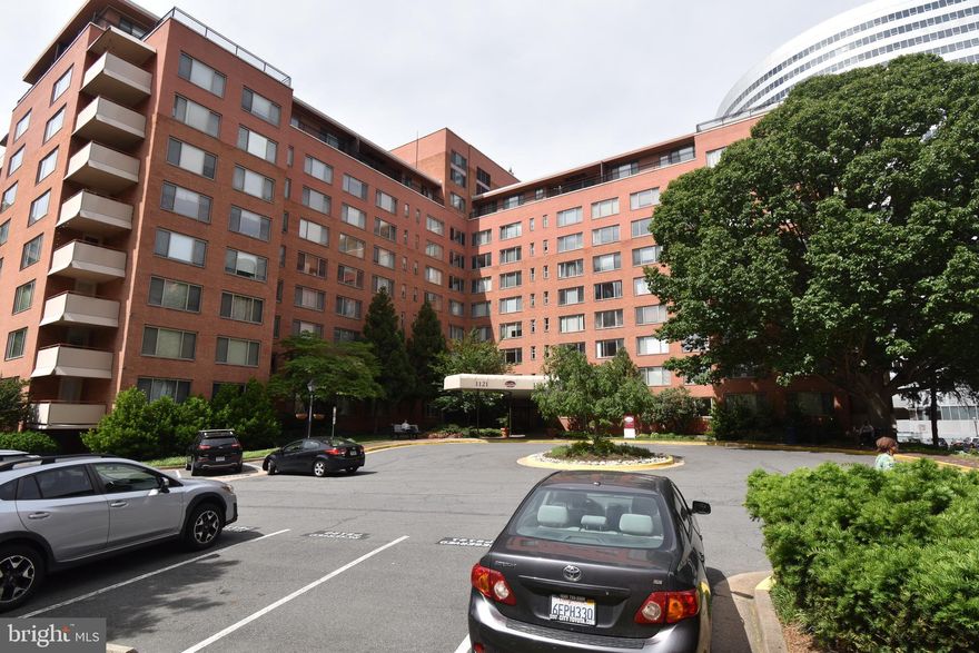 Close to it all! Studio and full bath condo located in the heart of Rosslyn with lots of natural light. All utilities, except Wi-Fi & cable, are included in the rent. Amazing amenities at River Place: pool with lap lanes, gym, sauna, steam room, entertainment center (billiards, ping pong & fitness center), playground and much more! Walk to the Metro, take the bus or ride a bike across Key Bridge into Washington, DC (or rent a parking space) - you have options!! Nearby shopping and entertainment. Convenience store, drycleaners and hair salons on property grounds. Ideally located close by to - National Airport, Crystal City, Georgetown, Pentagon and Joint Base Myer are all nearby