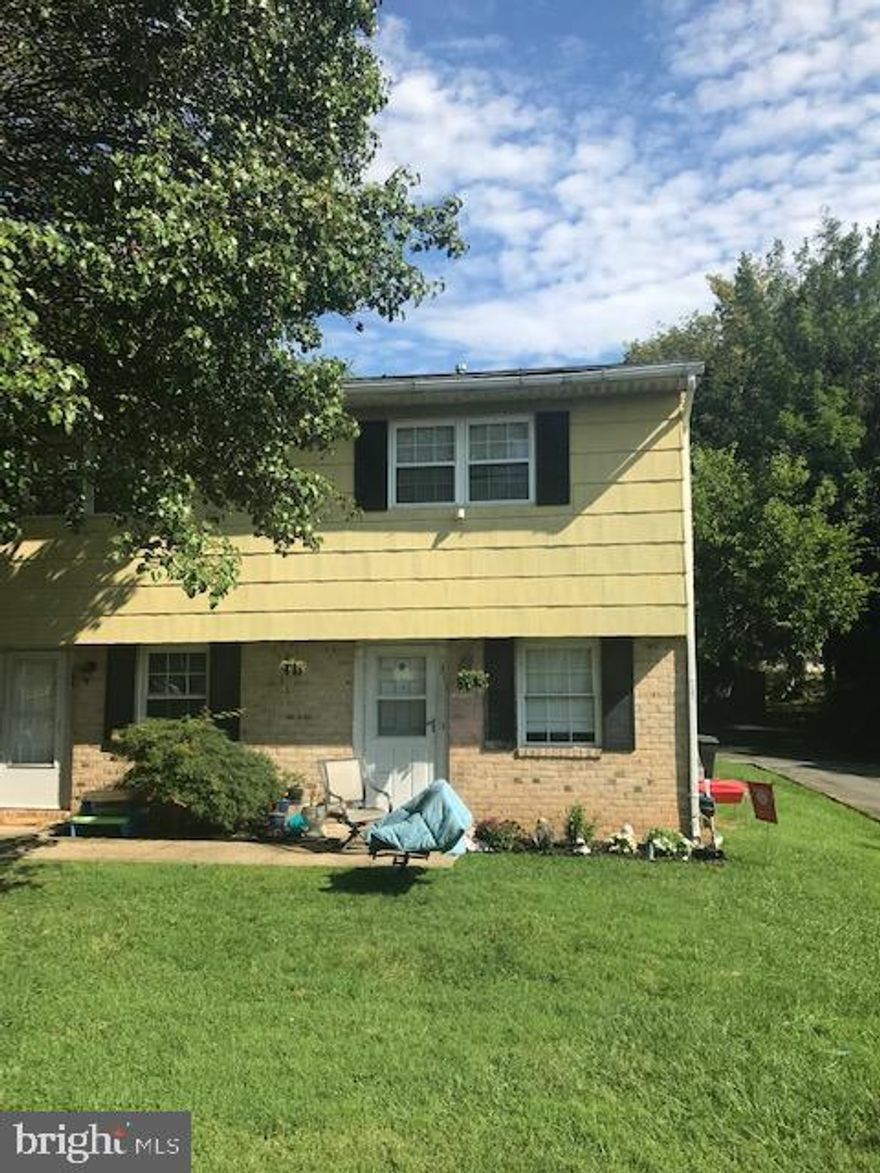 3 BEDROOM, 1.5 BATH END OF GROUP TOWNHOME! GREAT INVESTMENT OPPORTUNITY