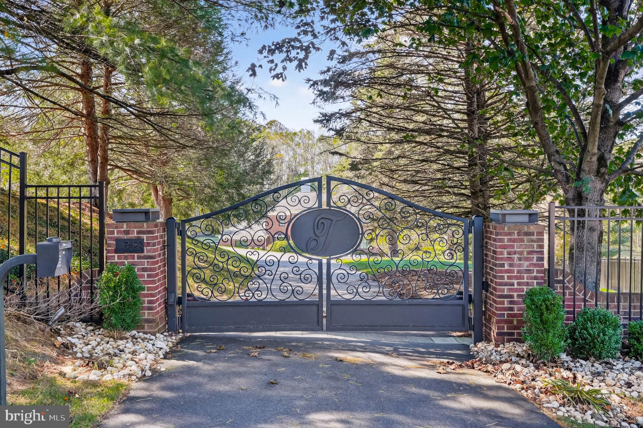 7652 GREENDELL LANE