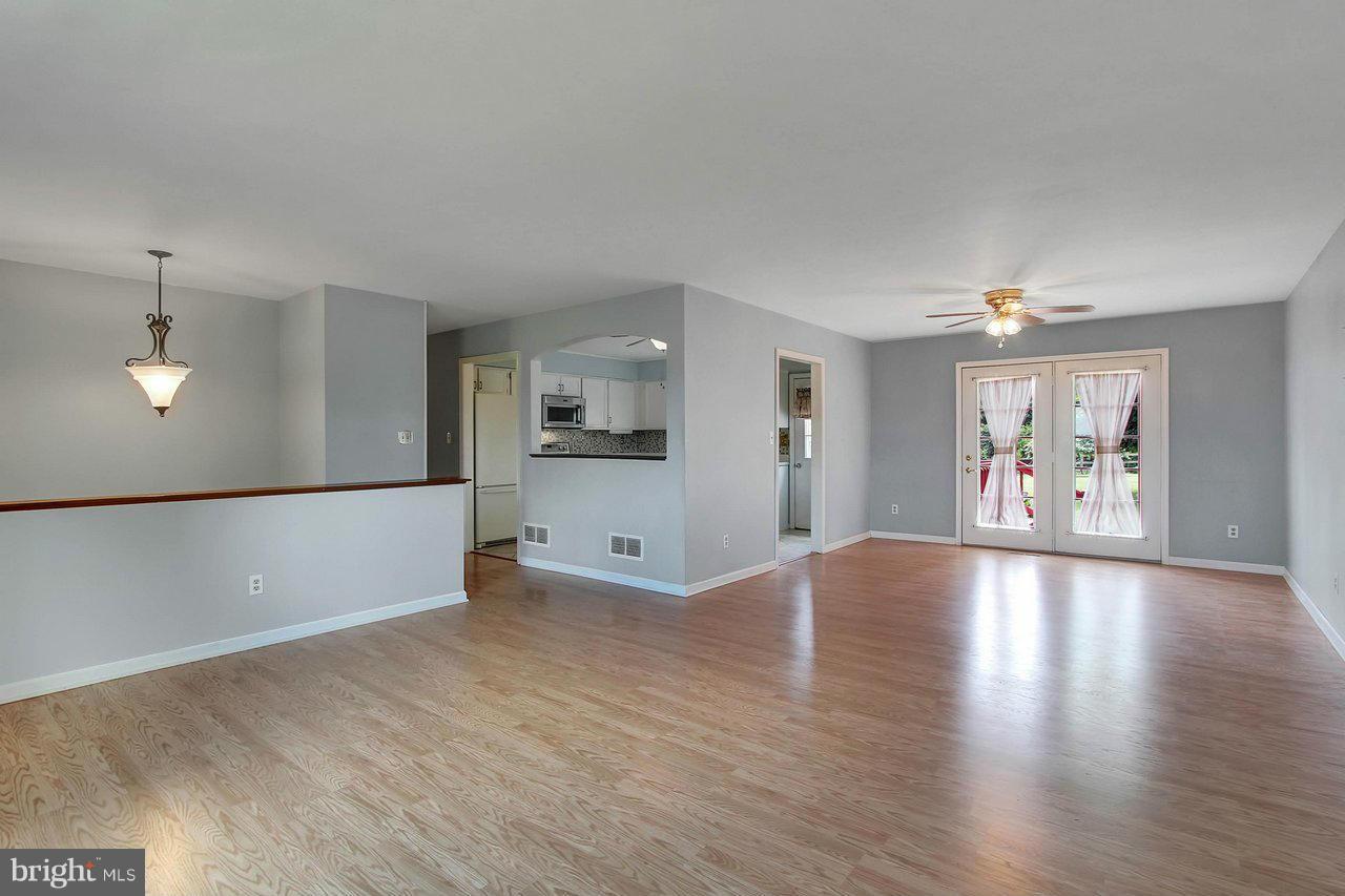 WHITE HALL - Residential