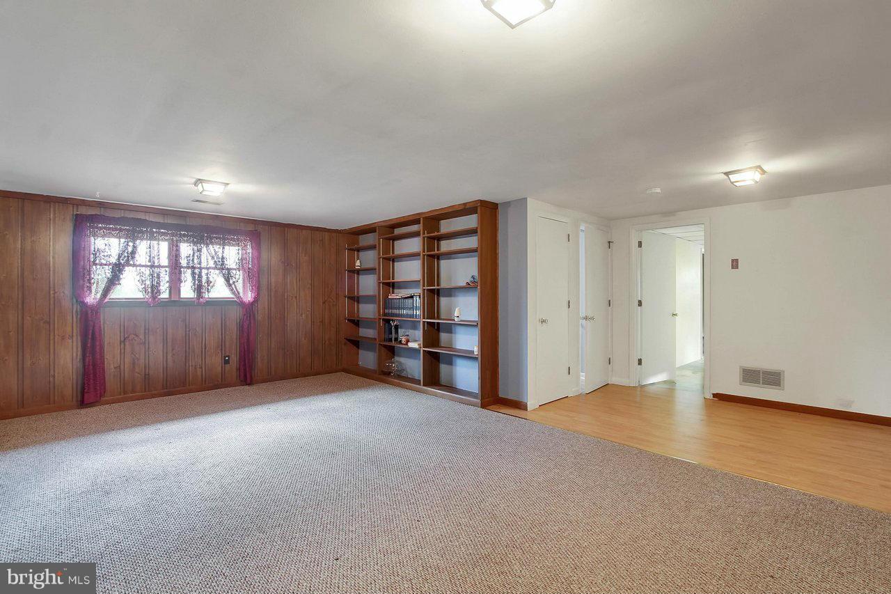 WHITE HALL - Residential