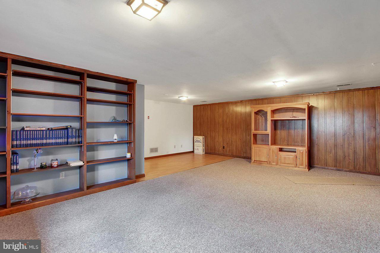 WHITE HALL - Residential