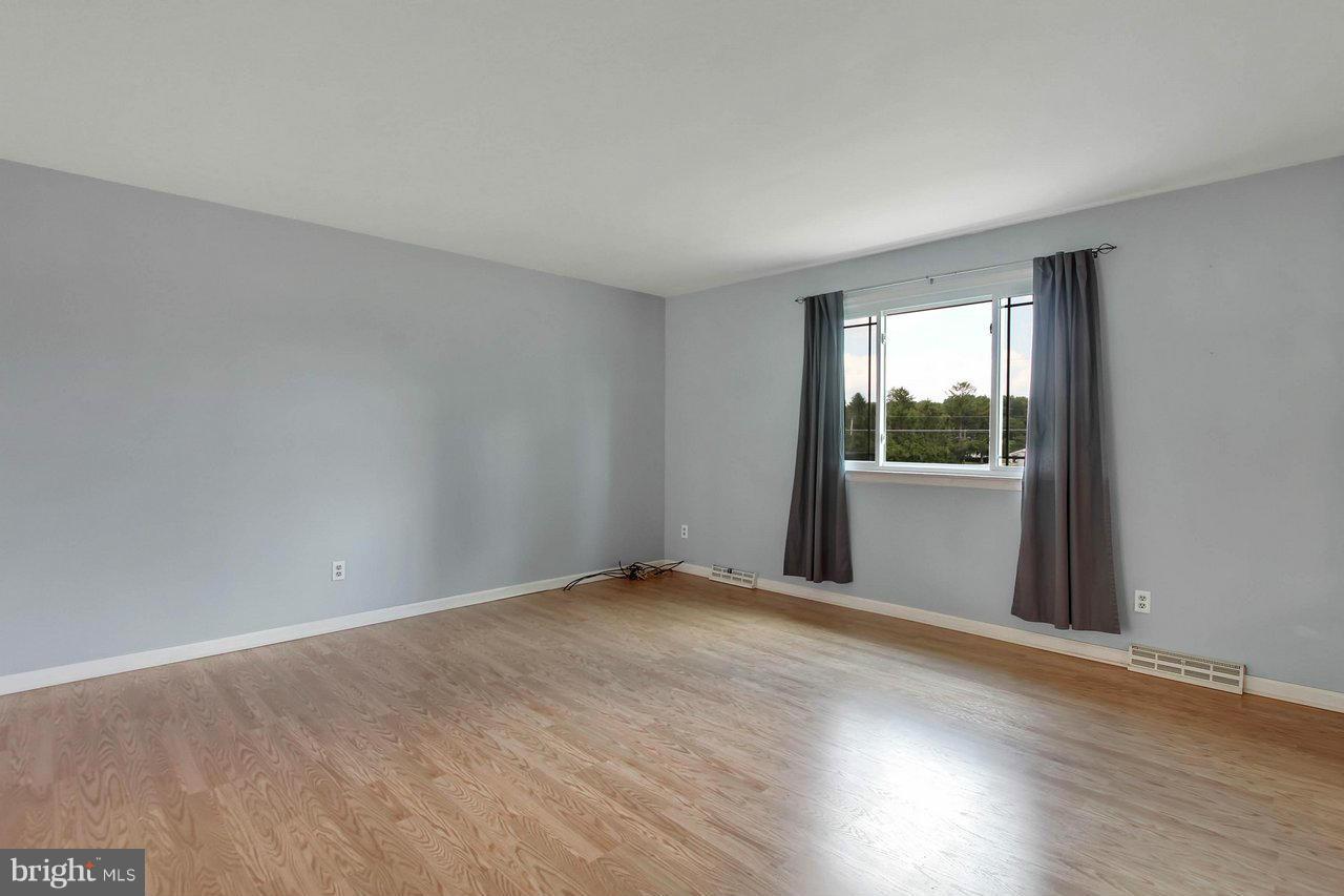 WHITE HALL - Residential