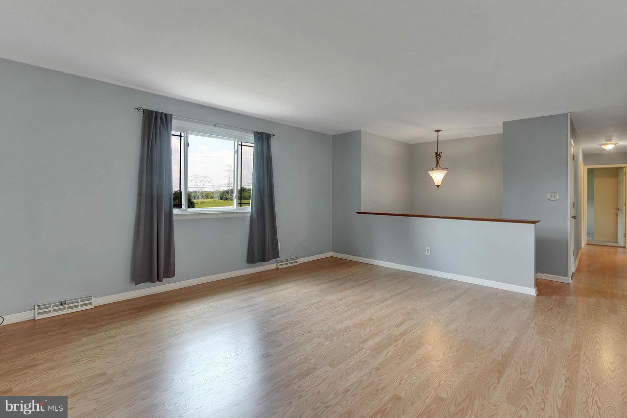 WHITE HALL - Residential