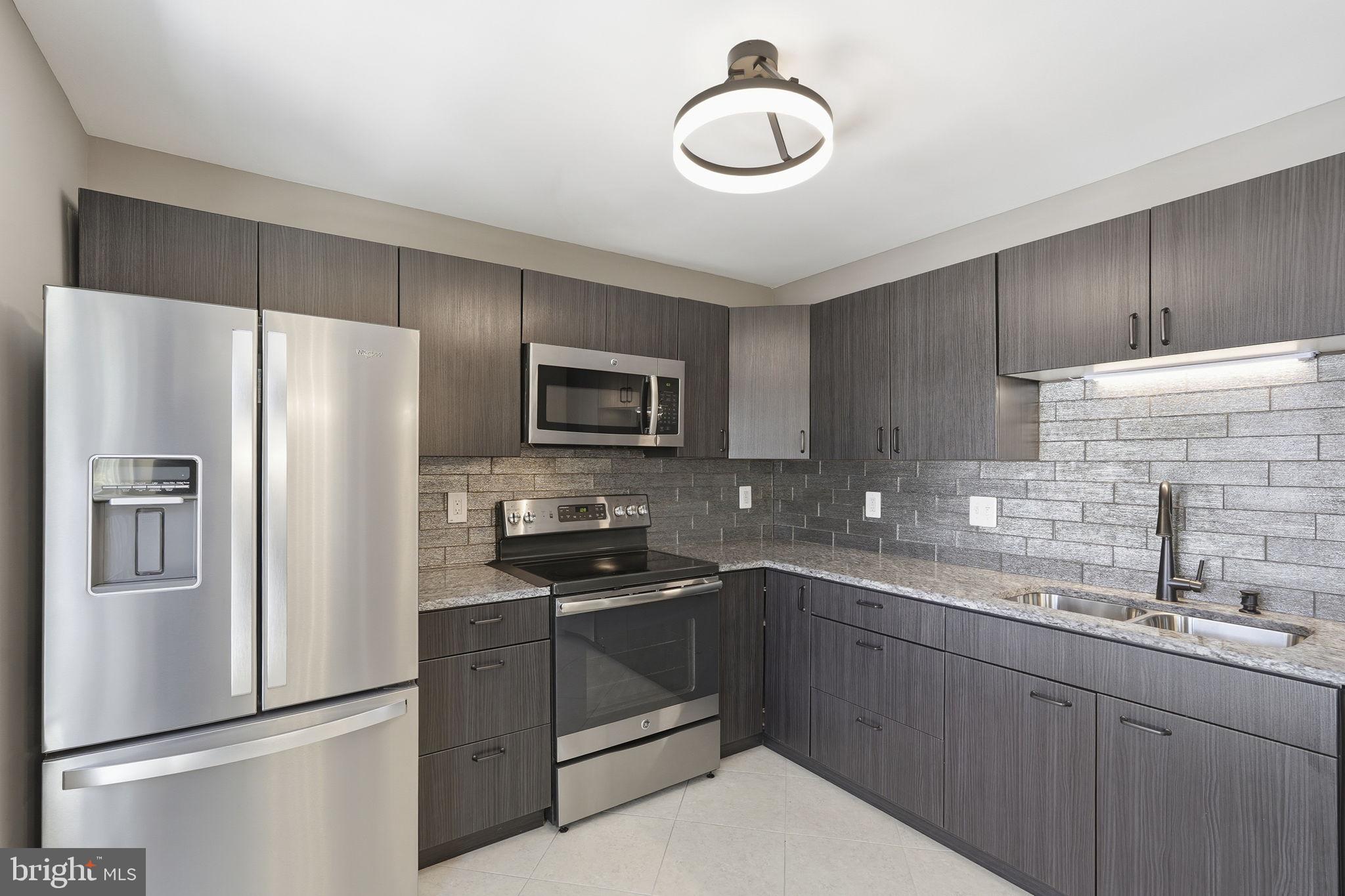 LEE LANDING COND - Residential