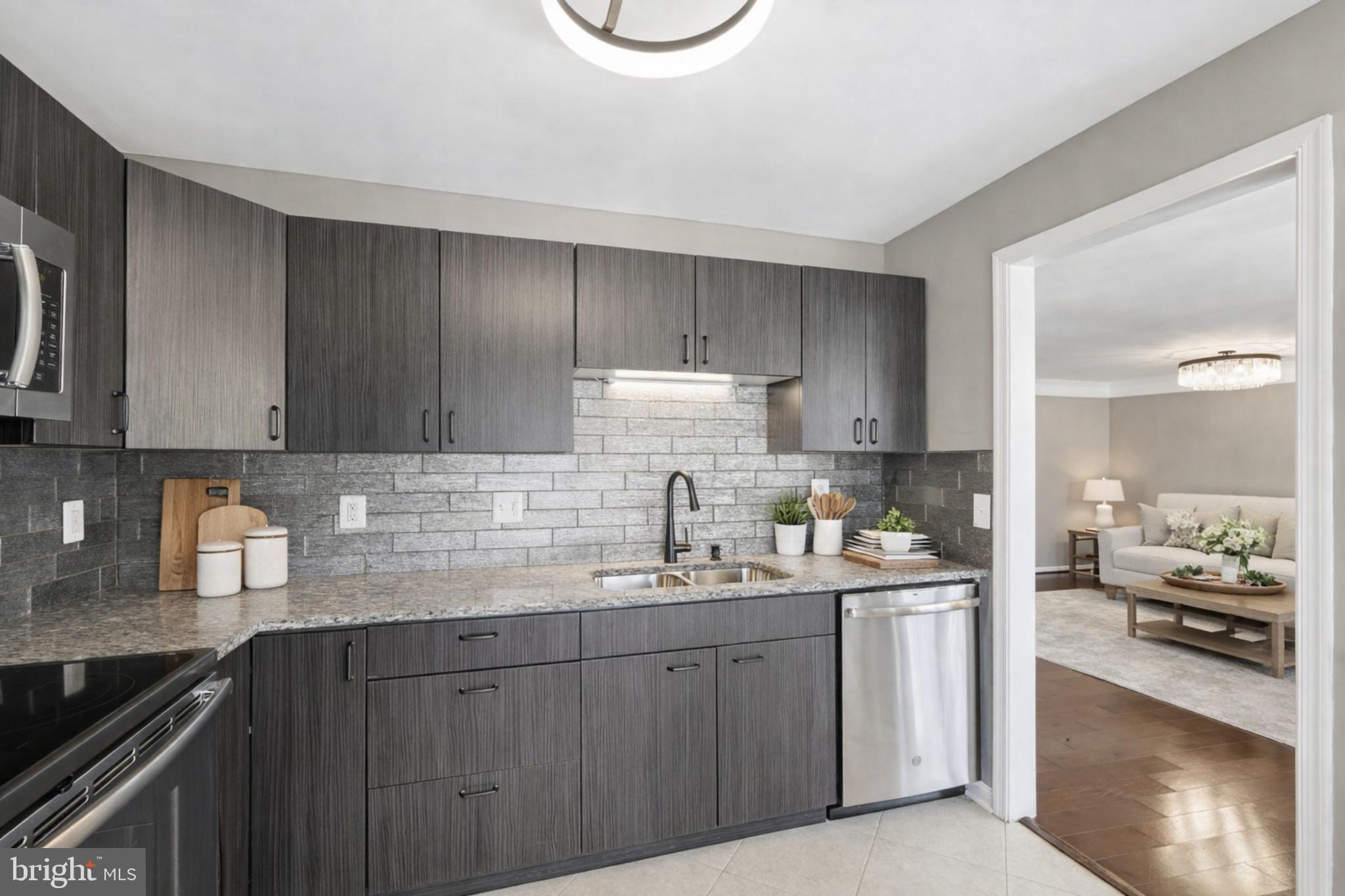 LEE LANDING COND - Residential