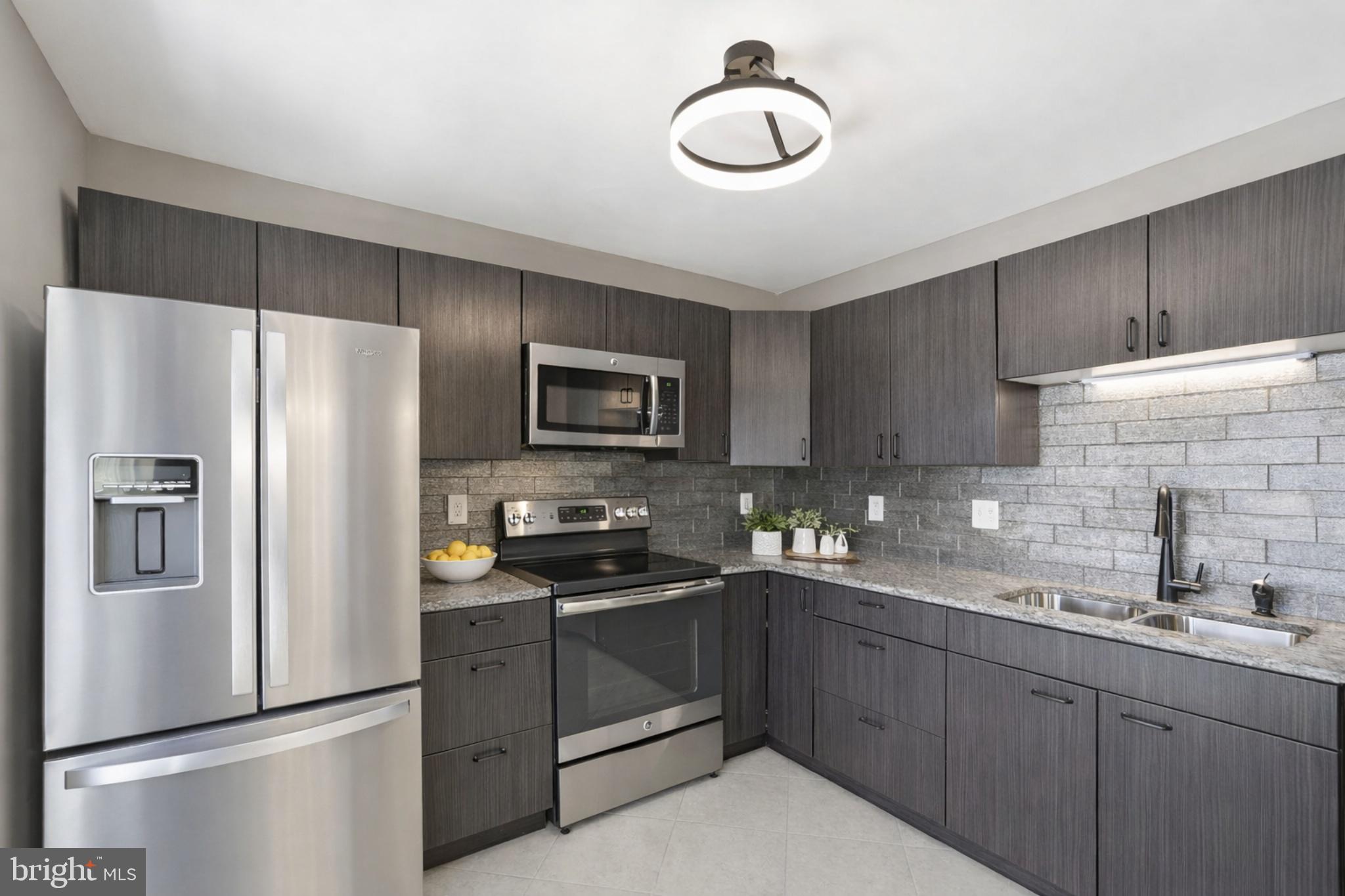 LEE LANDING COND - Residential