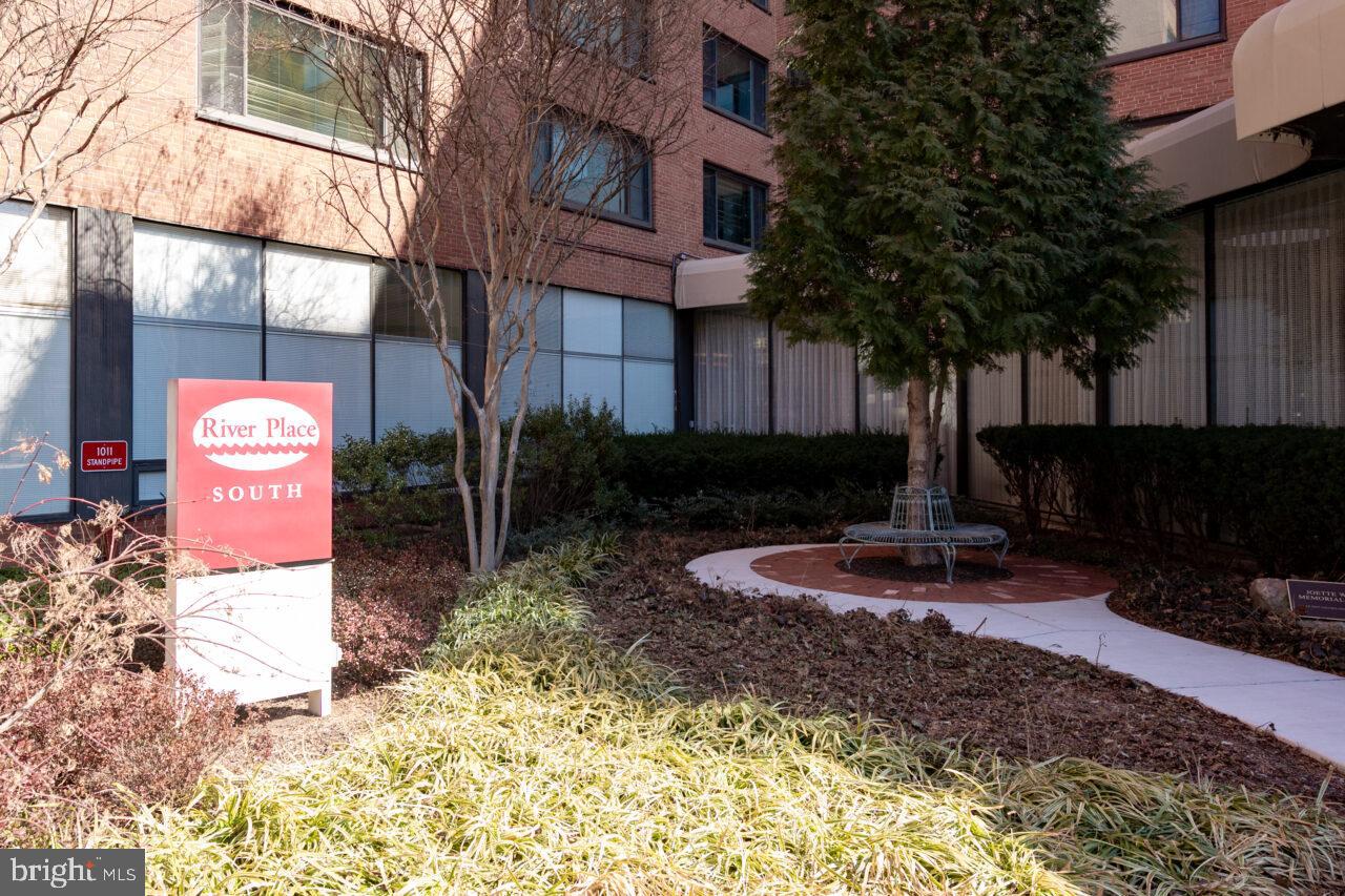 RIVER PLACE - Residential Lease