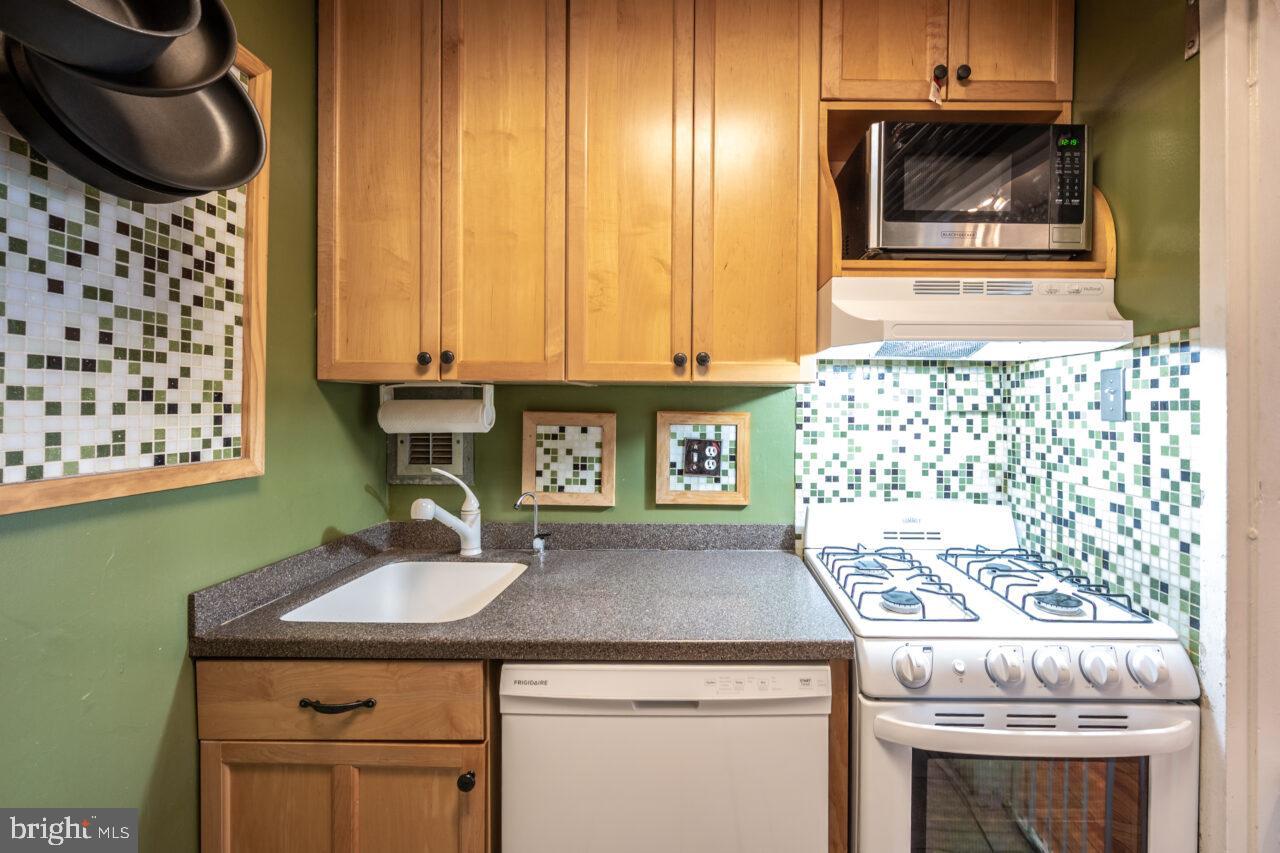 RIVER PLACE - Residential Lease