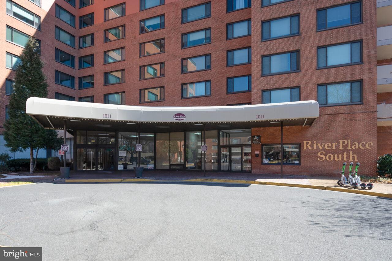 RIVER PLACE - Residential Lease