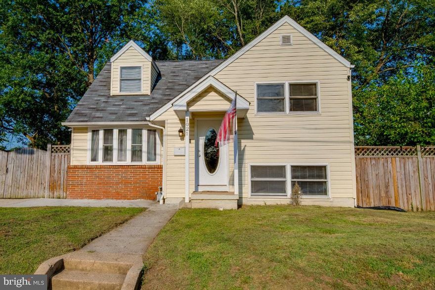 Huge price reduction, come see this lovey home.  This is the perfect starter home, it's move-in ready. There is nothing you have to do immediately.   This spacious split level home offers 3 bedrooms with a potential for a 4th and 2 full baths.  Featuring hardwood floors on main and upper levels! Spacious rooms fully fenced in  flat back yard for  with  a patio and shed for storage! Close to shopping but nestled in the quaint community of Fairway Gardens!