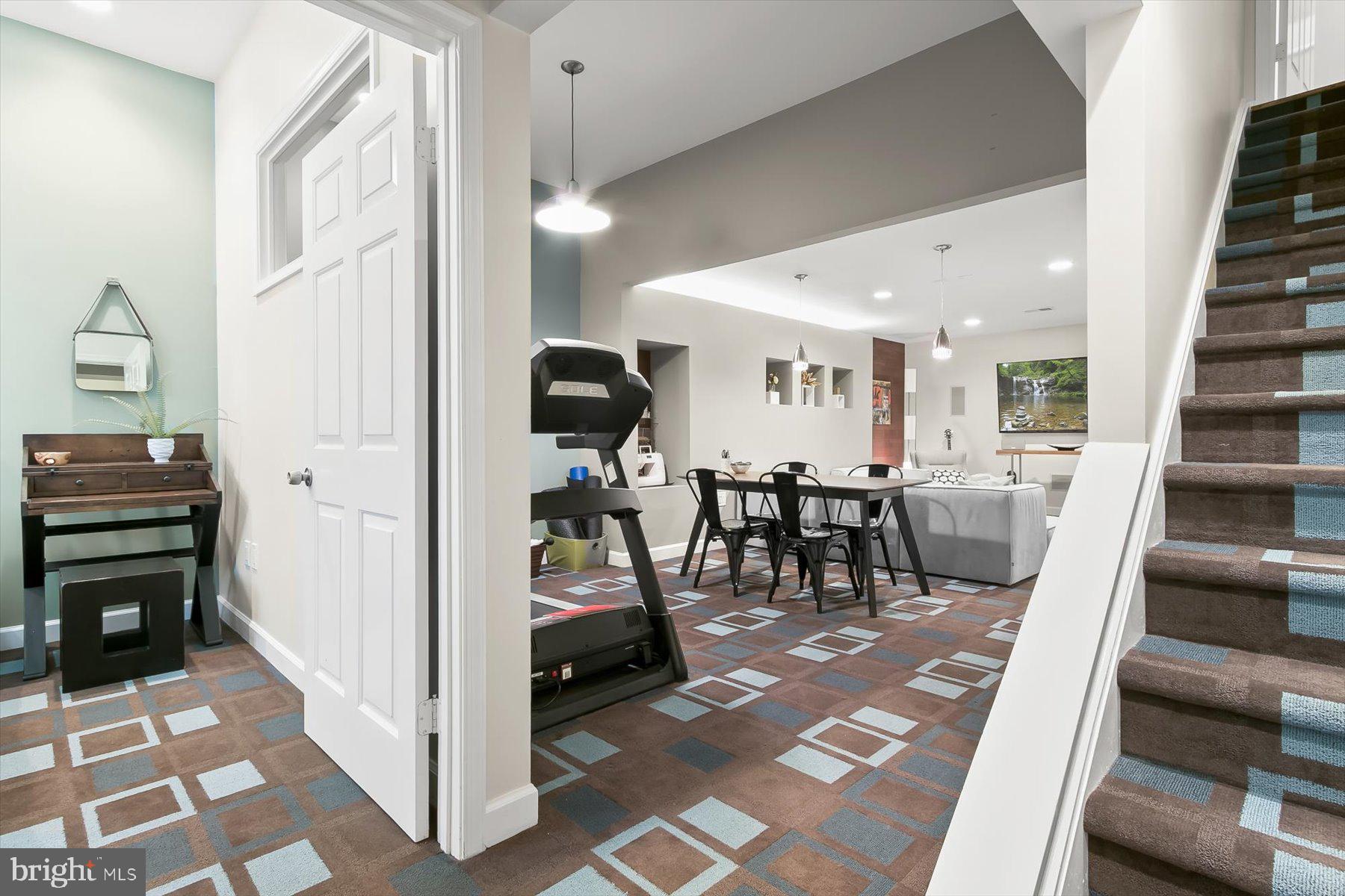 CARDEROCK SPRINGS - Residential