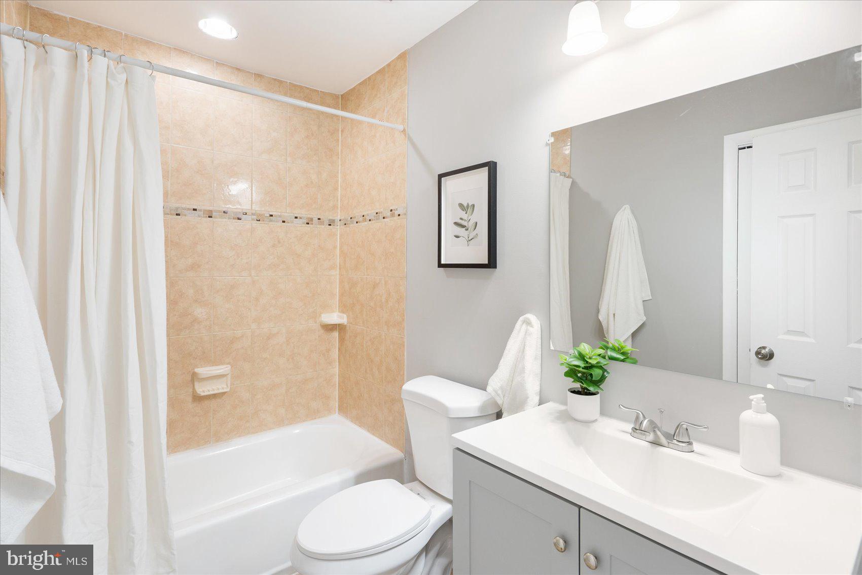 COLONIAL DRIVE - Residential