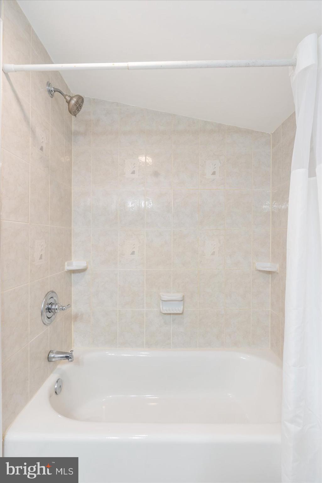 COLONIAL DRIVE - Residential