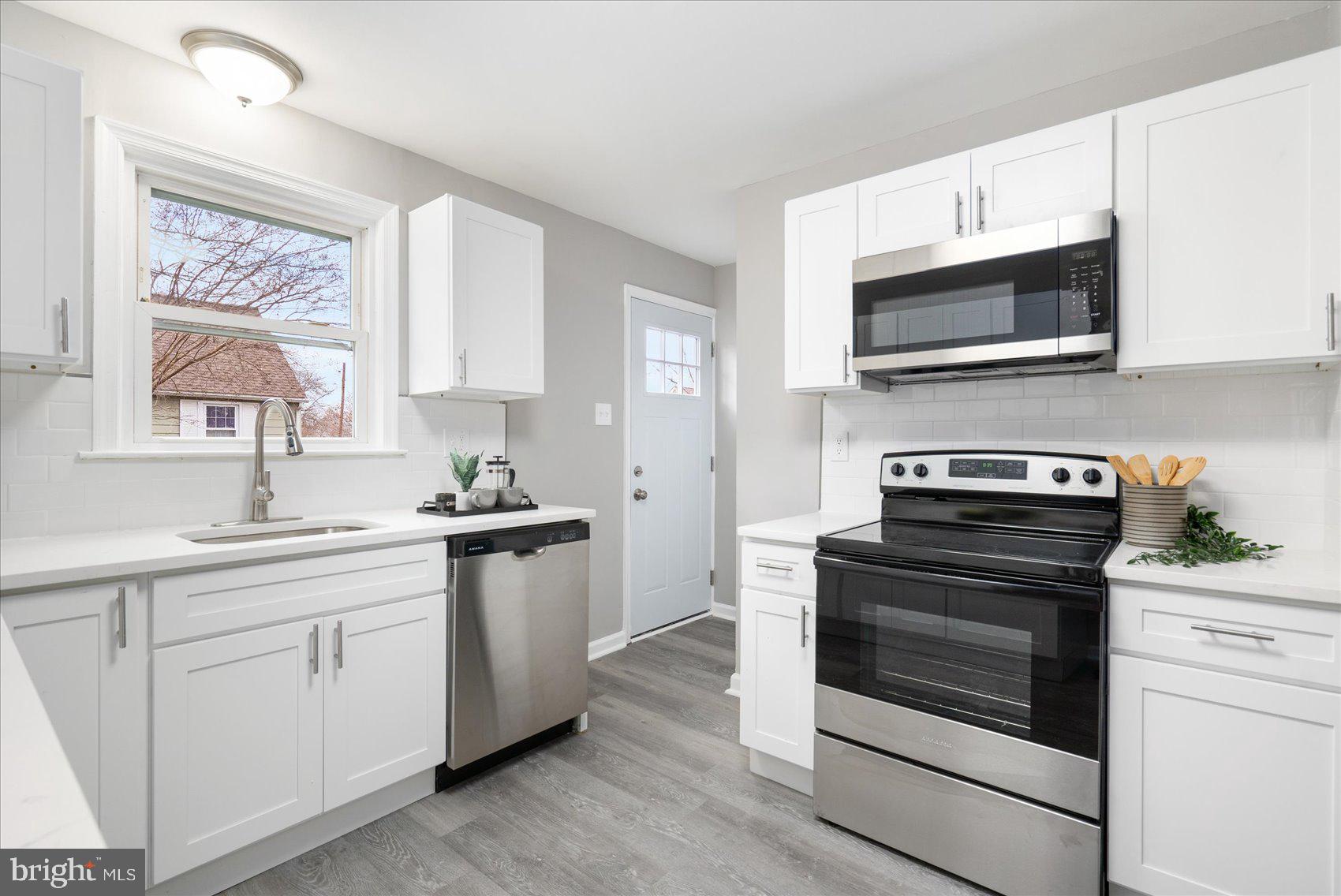 COLONIAL DRIVE - Residential