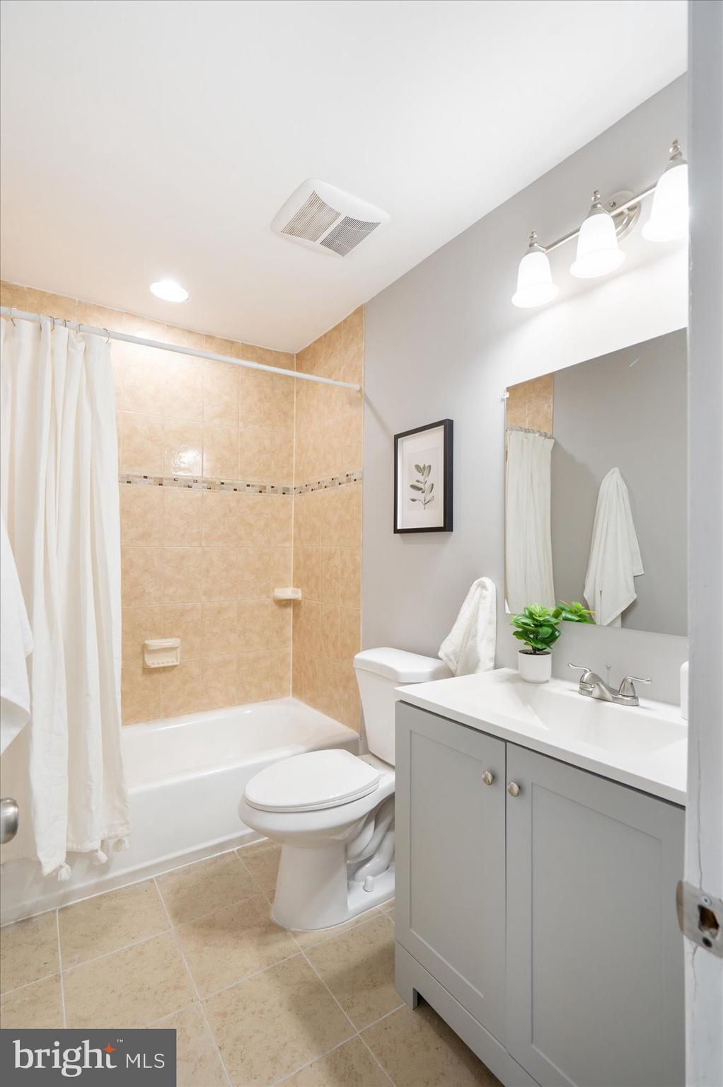 COLONIAL DRIVE - Residential