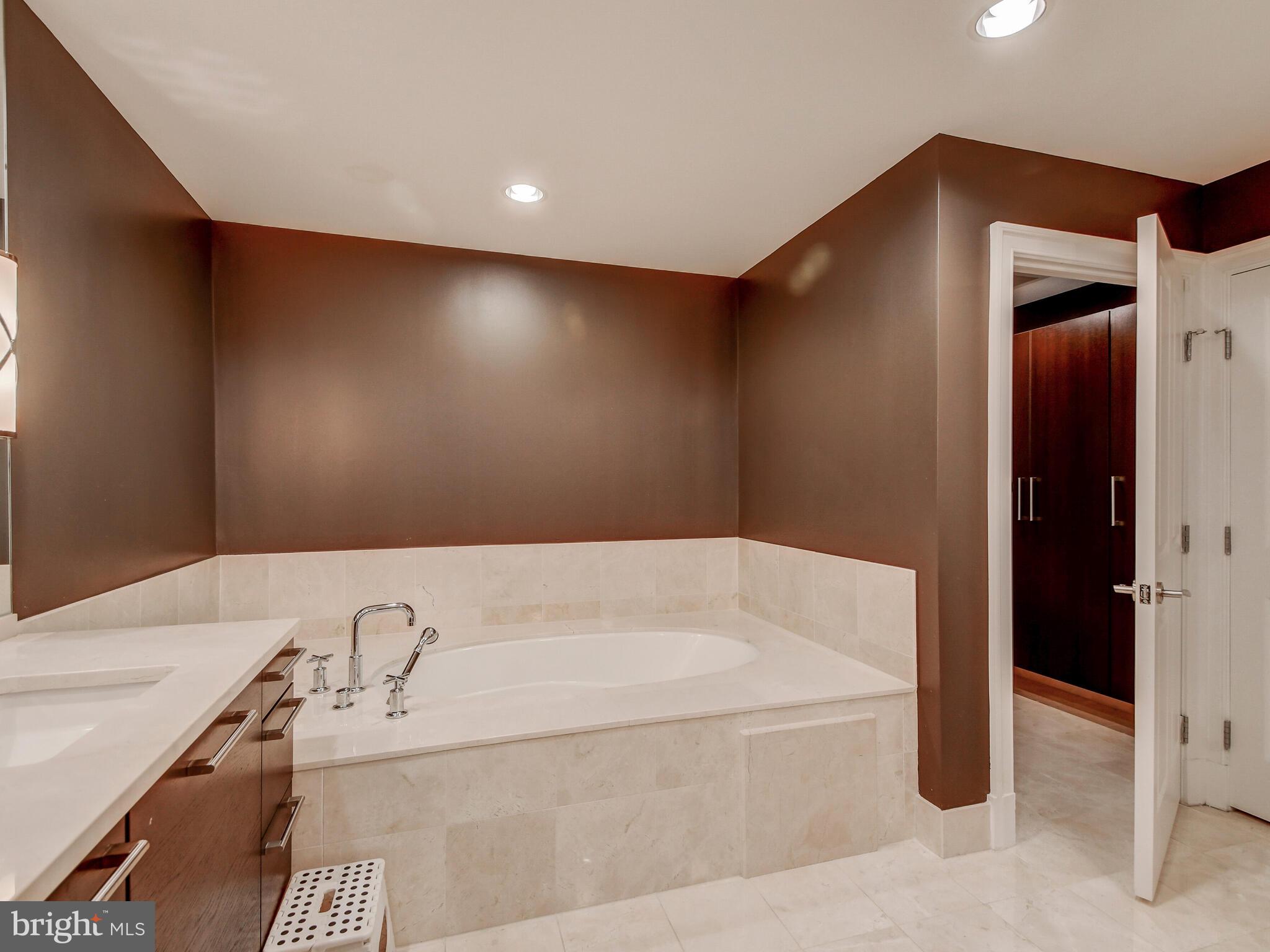 THE RITZ-CARLTON RESIDENCES - Residential