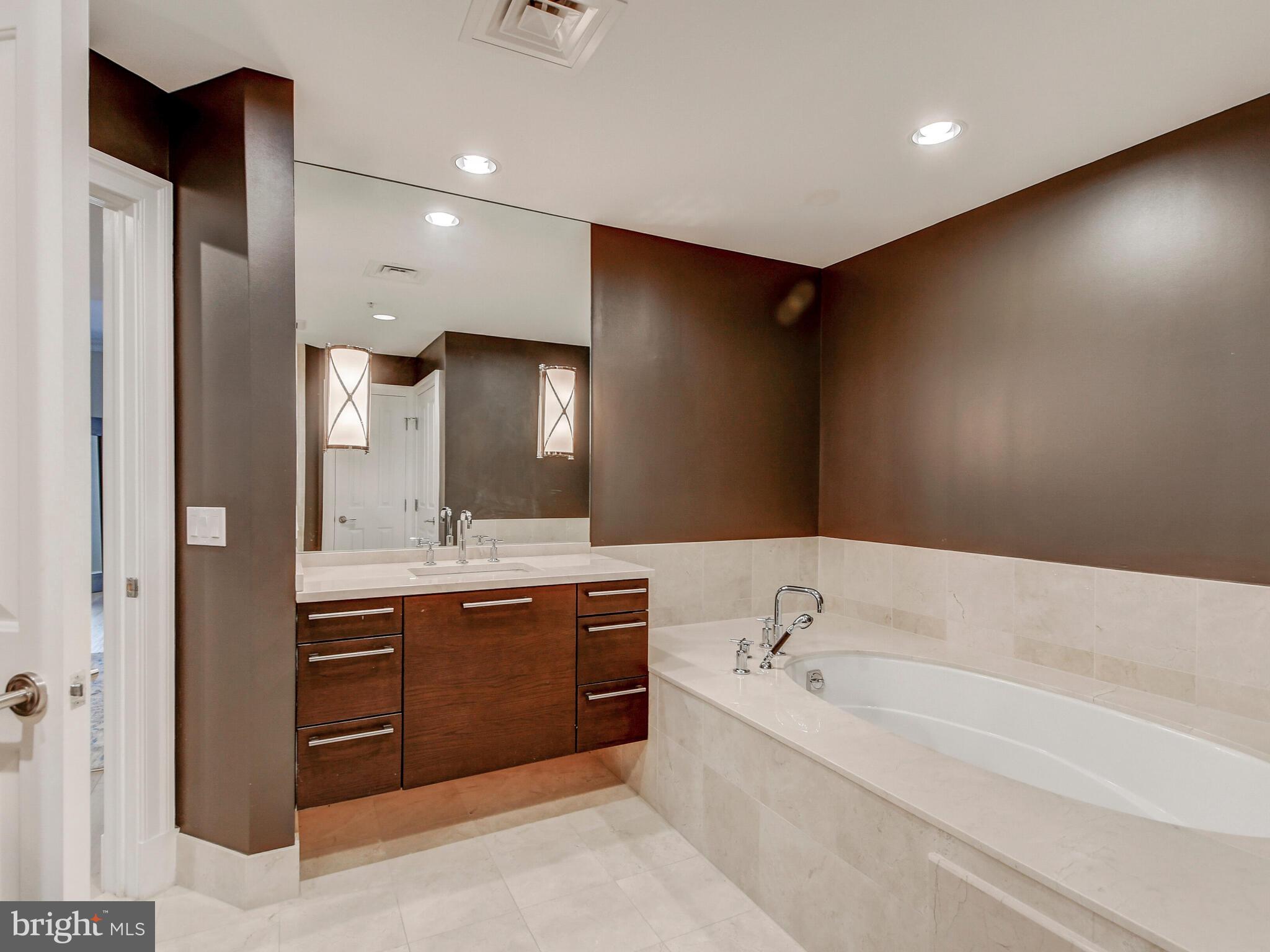 THE RITZ-CARLTON RESIDENCES - Residential