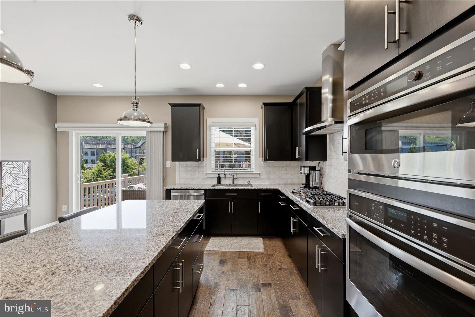 METRO ROW - Residential