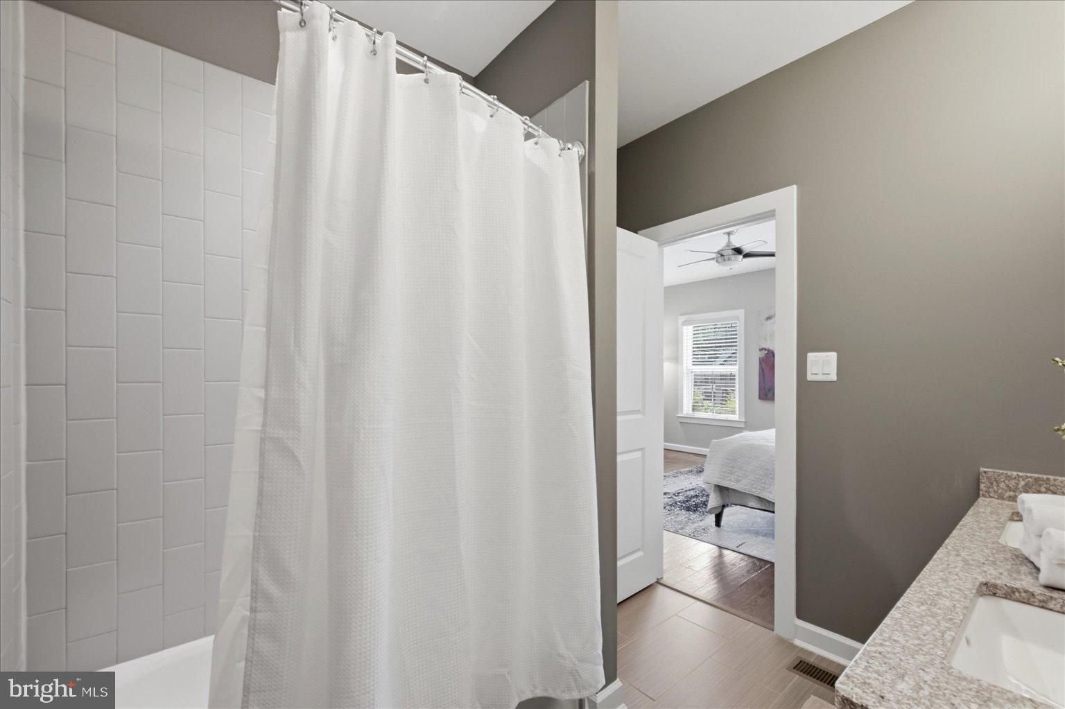METRO ROW - Residential