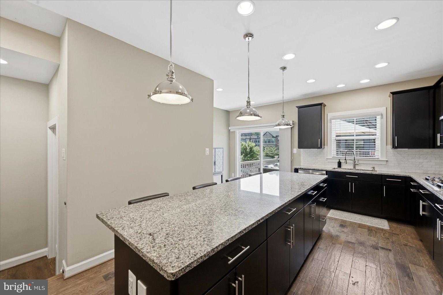 METRO ROW - Residential