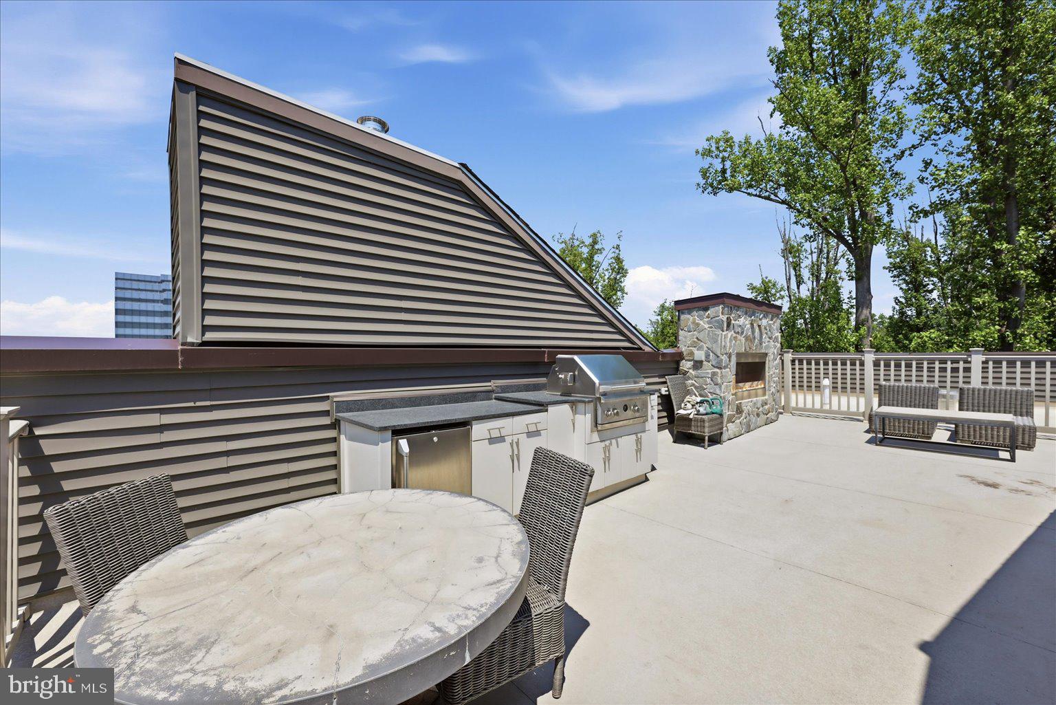 METRO ROW - Residential