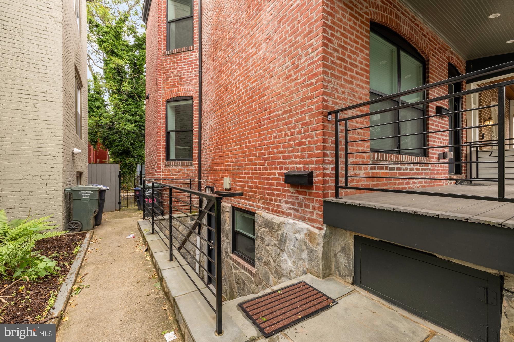 760 GRESHAM PLACE NW