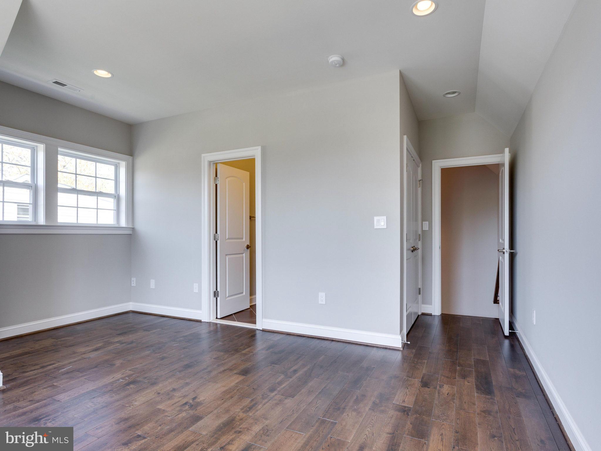 LANGLEY MANOR - Residential