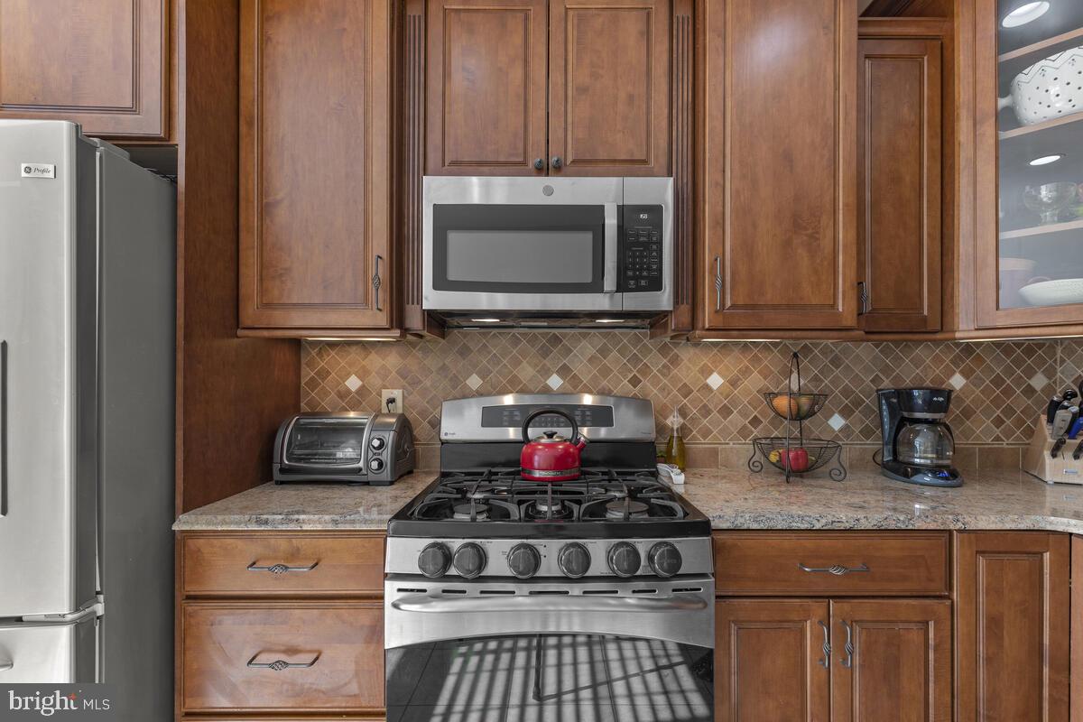 LAKE HALLOWELL - Residential