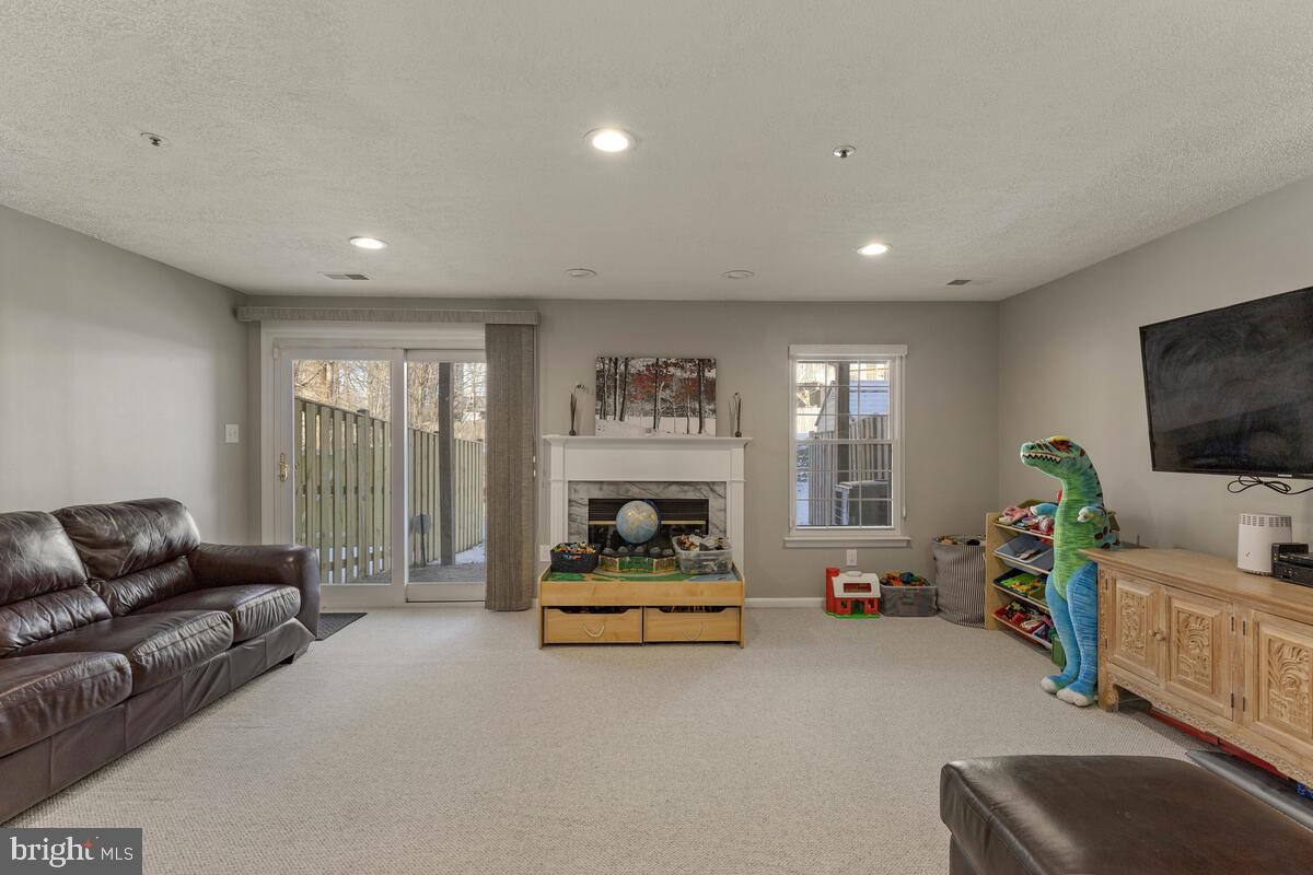 LAKE HALLOWELL - Residential