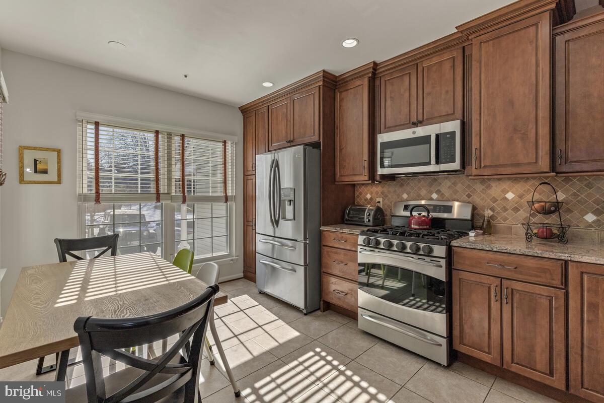 LAKE HALLOWELL - Residential