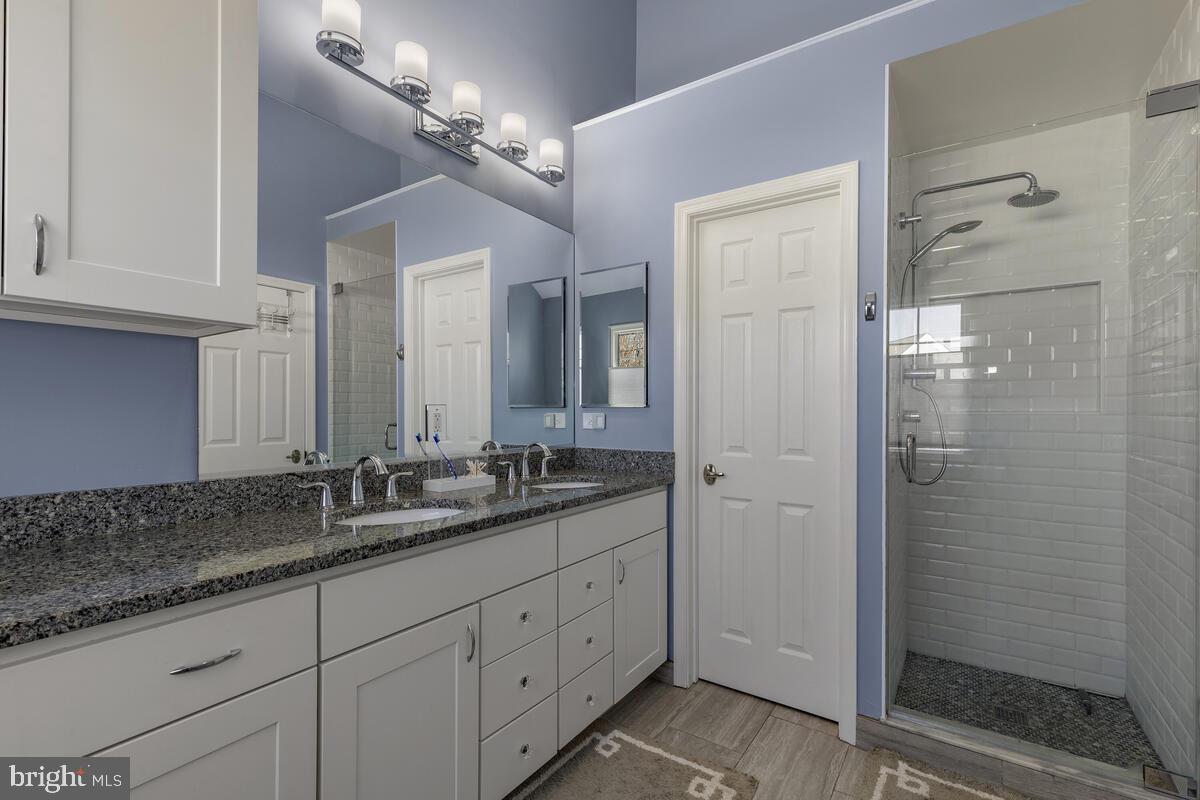 LAKE HALLOWELL - Residential