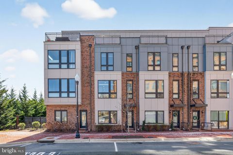 Townhouse For Sale - 402 Stabler Lane<br/> ALEXANDRIA, VA 22304