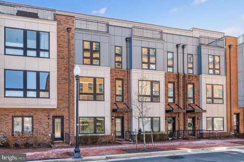 Townhouse For Sale - 402 Stabler Lane<br/> ALEXANDRIA, VA 22304