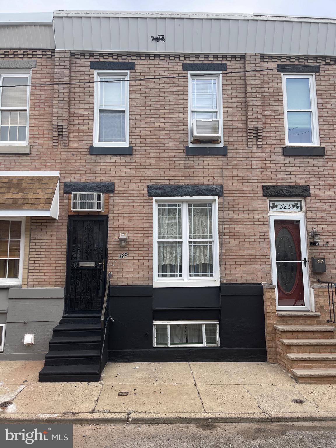 Very desirable block in the Whitman neighborhood that offers 3 nice size bedrooms with 3 piece bath.
Powder room on first floor. Semi finished basement with good height. Solid home that needs some updating. Great starter home with tons of potential. Convenient to center city, all major highways and bridges, shopping , restaurants and sports complex. Priced to Sell!