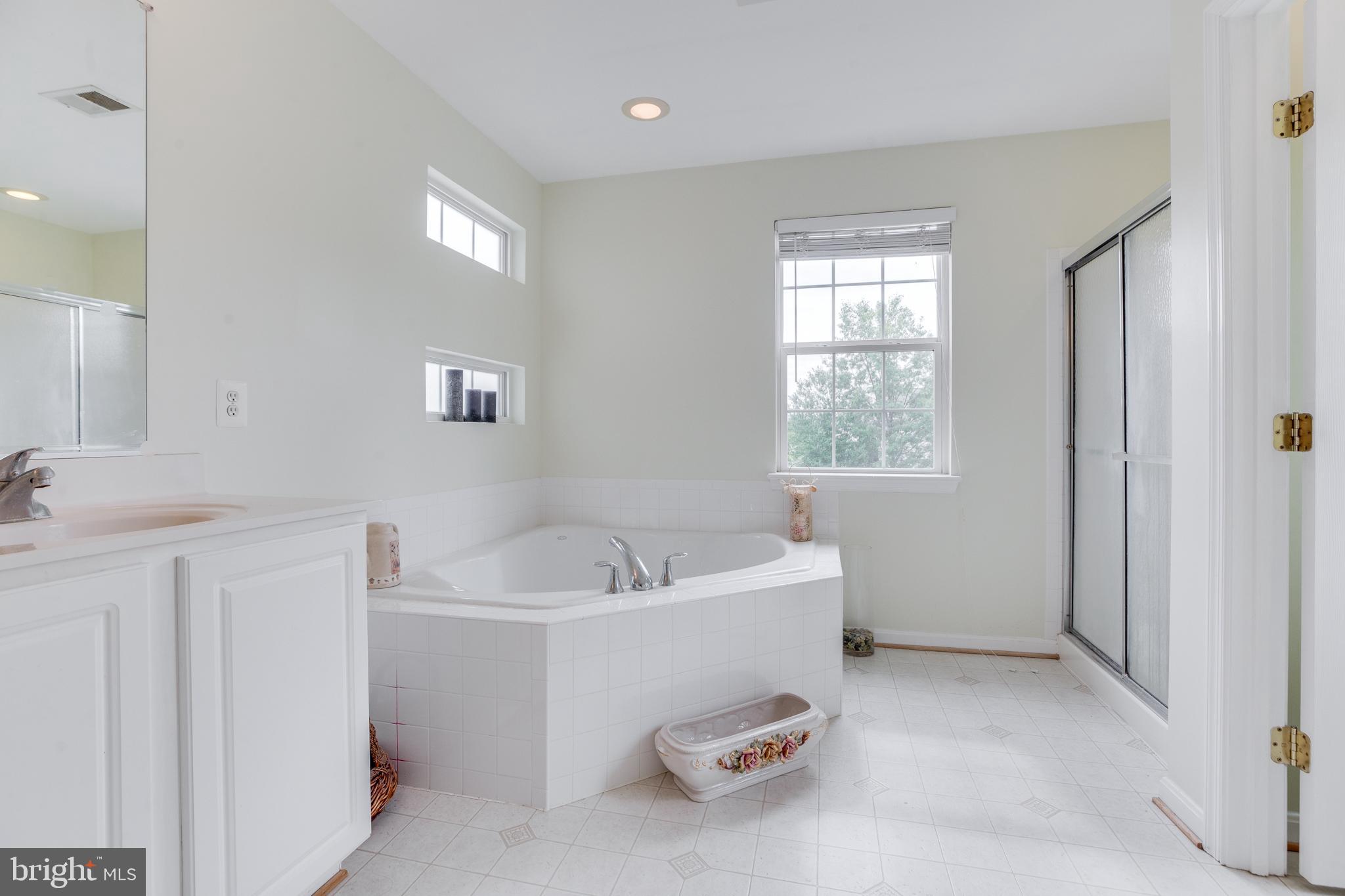 ROUND HILL - Residential